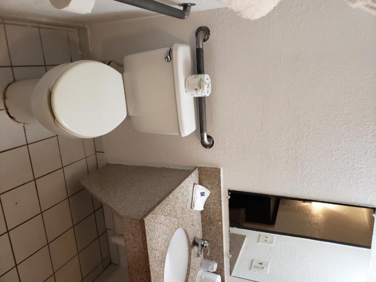 Milwaukee Vacations - Motel 6-Milwaukee, WI - Glendale - Property Image 2