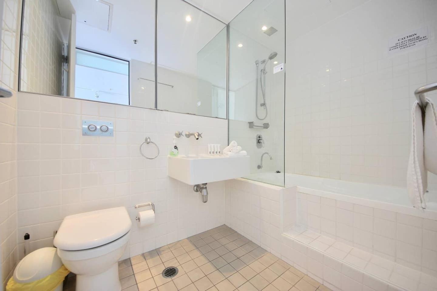 Beachfront on Oasis Centre, Air on Broadbeach 1503