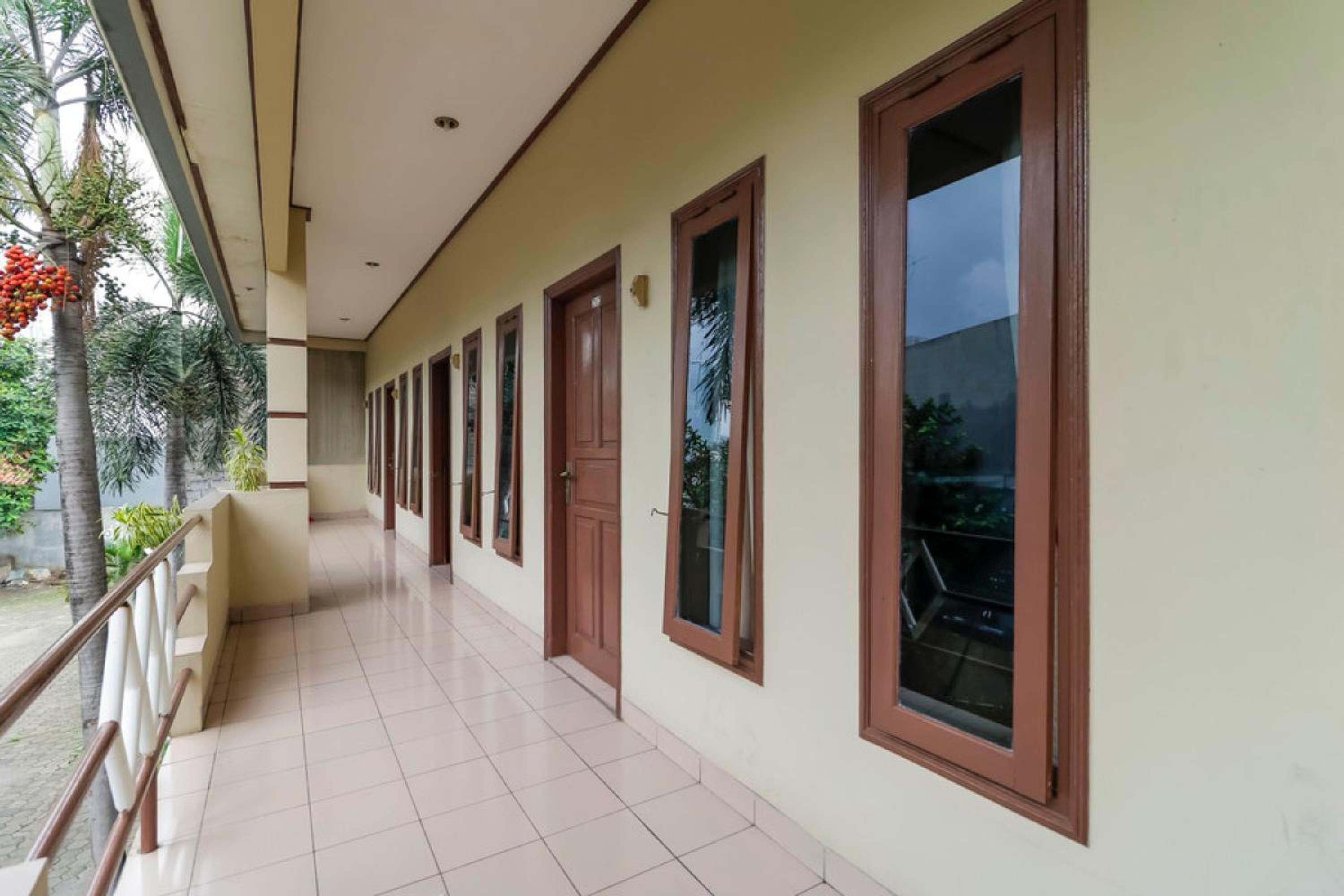 Reddoorz Plus @ Karet Pedurenan 3