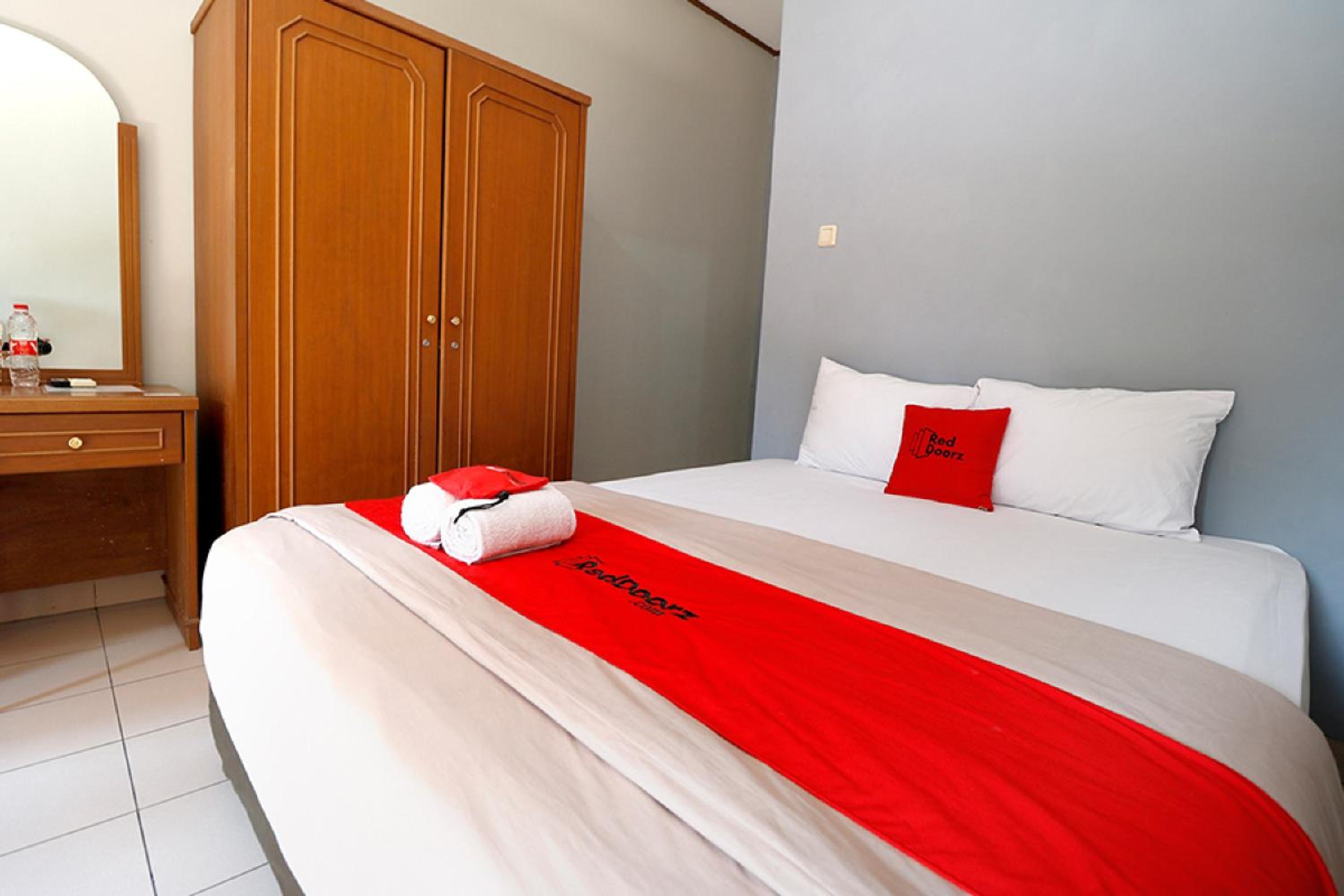 Reddoorz Plus @ Karet Pedurenan 3