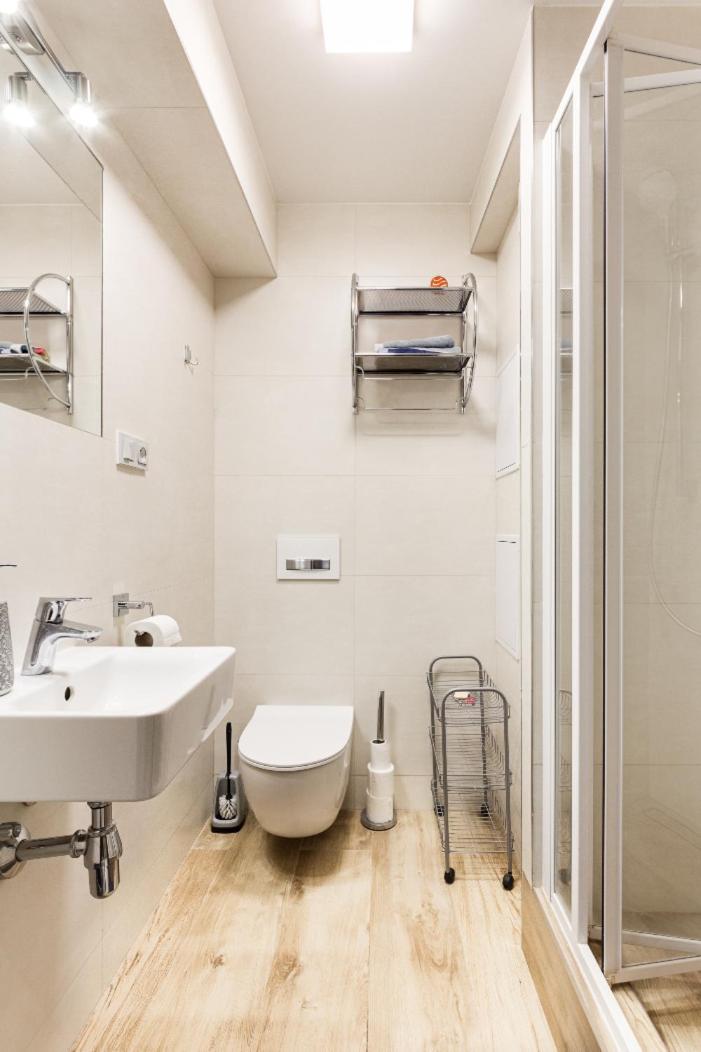 Cozy room at metro station, private bathroom, 9minutes oldtown, 15minutes airport, WiFi