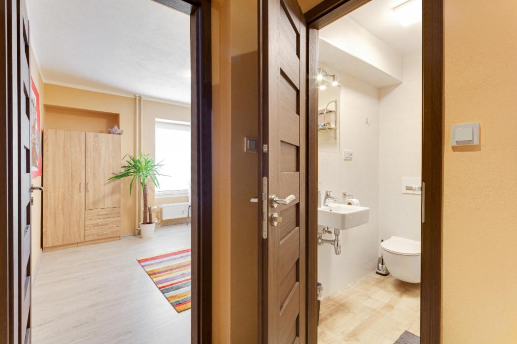 Cozy room at metro station, private bathroom, 9minutes oldtown, 15minutes airport, WiFi