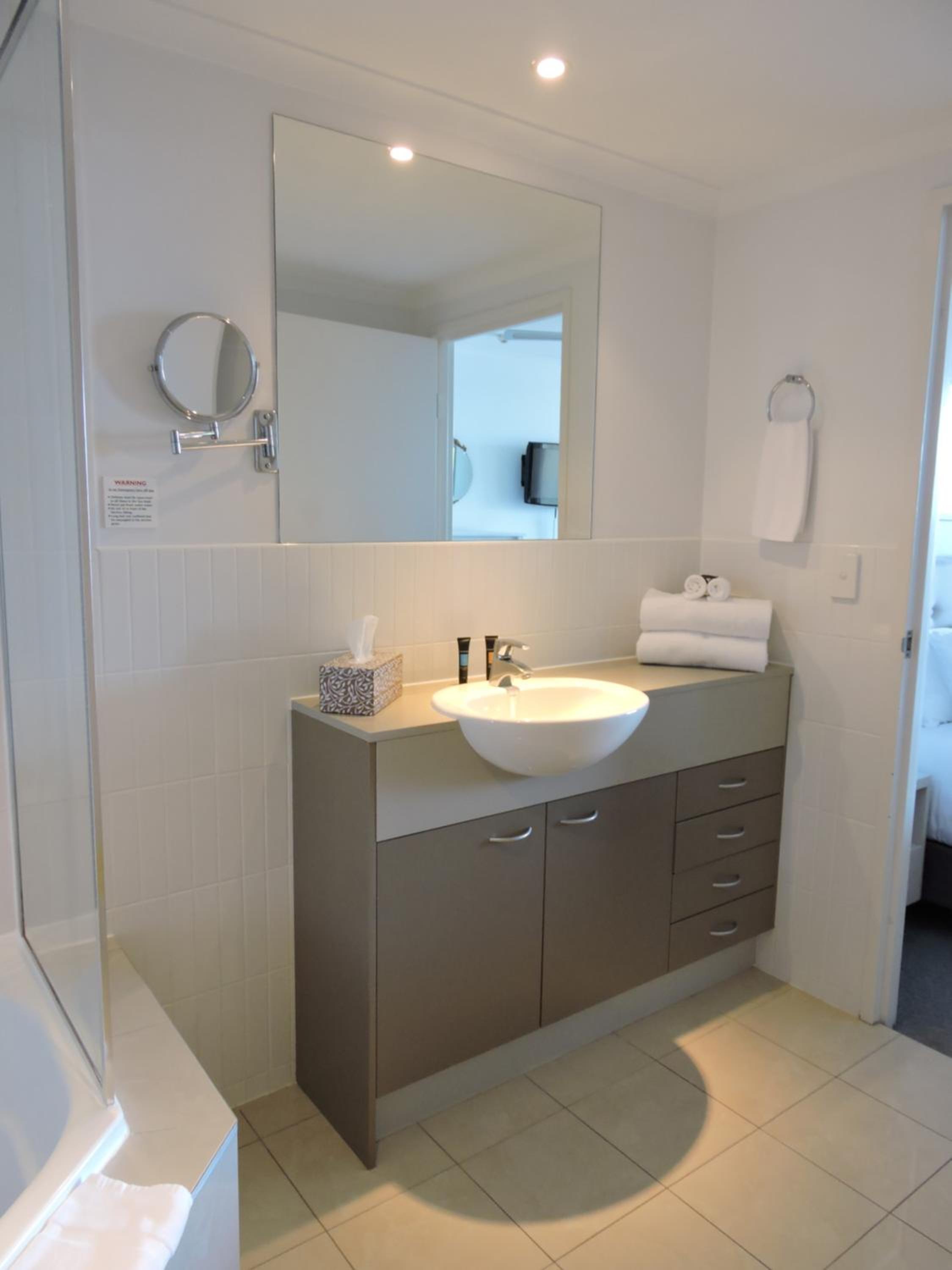BASE Holidays - Ettalong Beach Premium Apartments