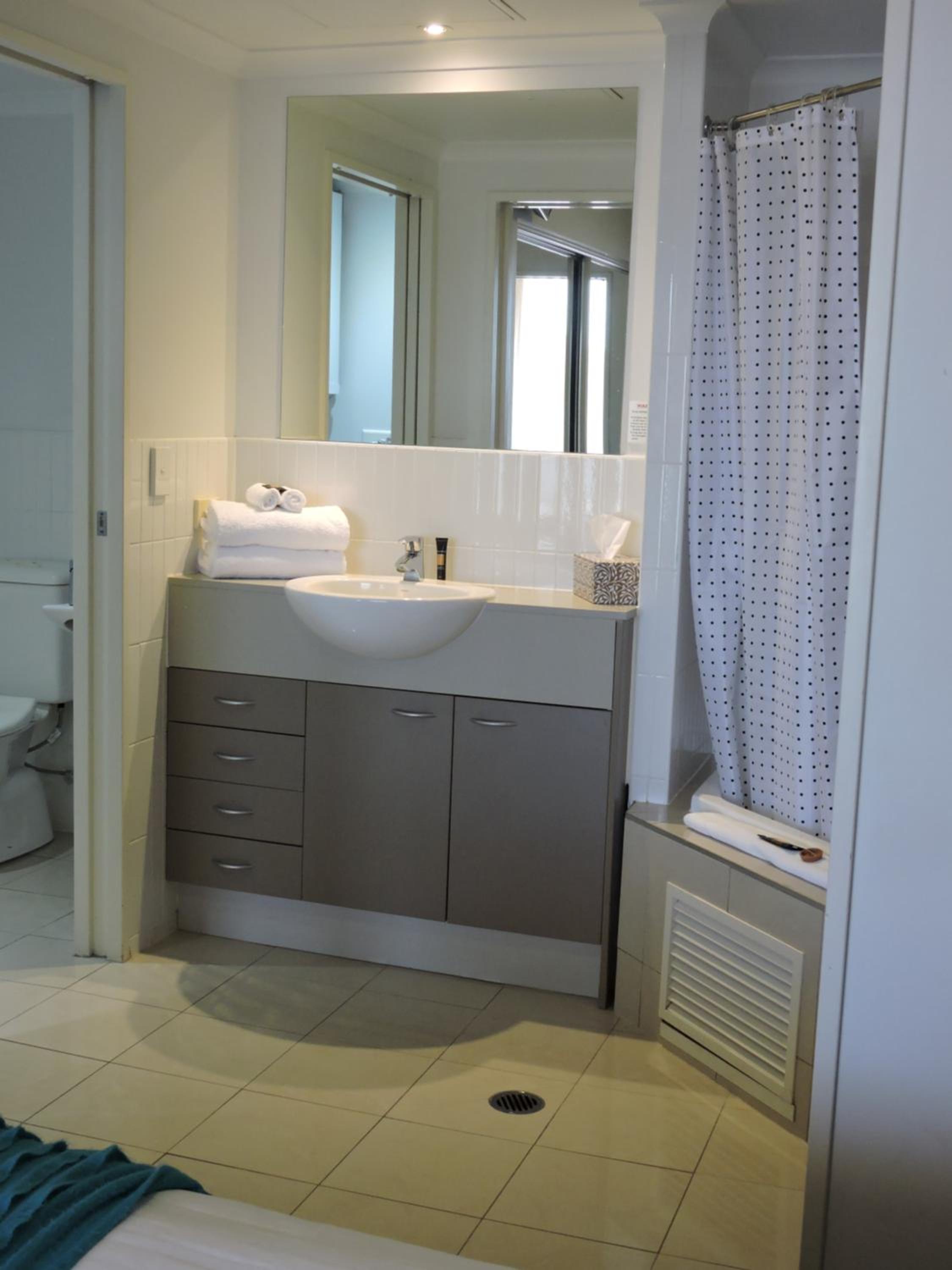 BASE Holidays - Ettalong Beach Premium Apartments