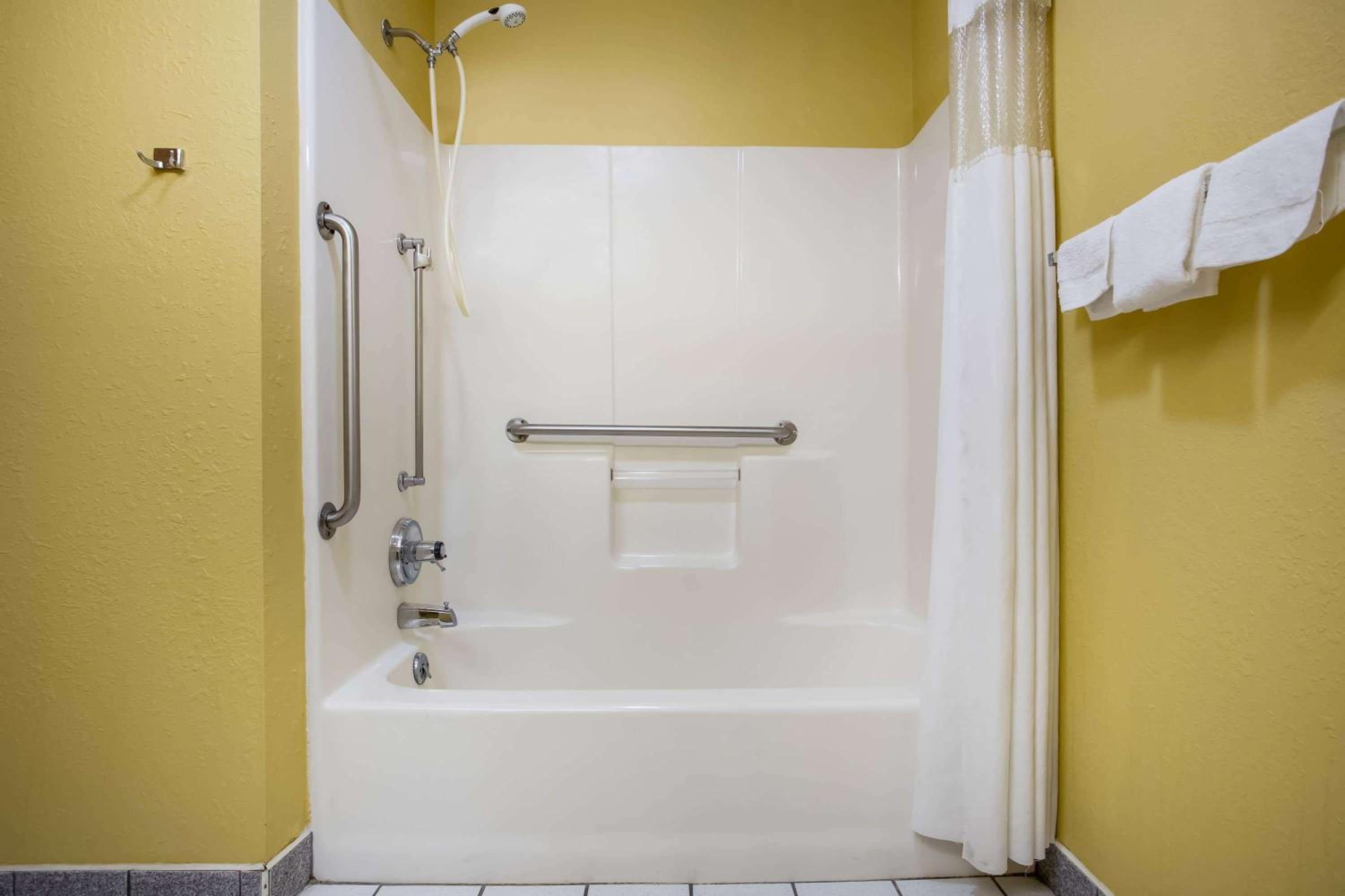 Crawfordsville Vacations - Super 8 by Wyndham Crawfordsville - Property Image 6