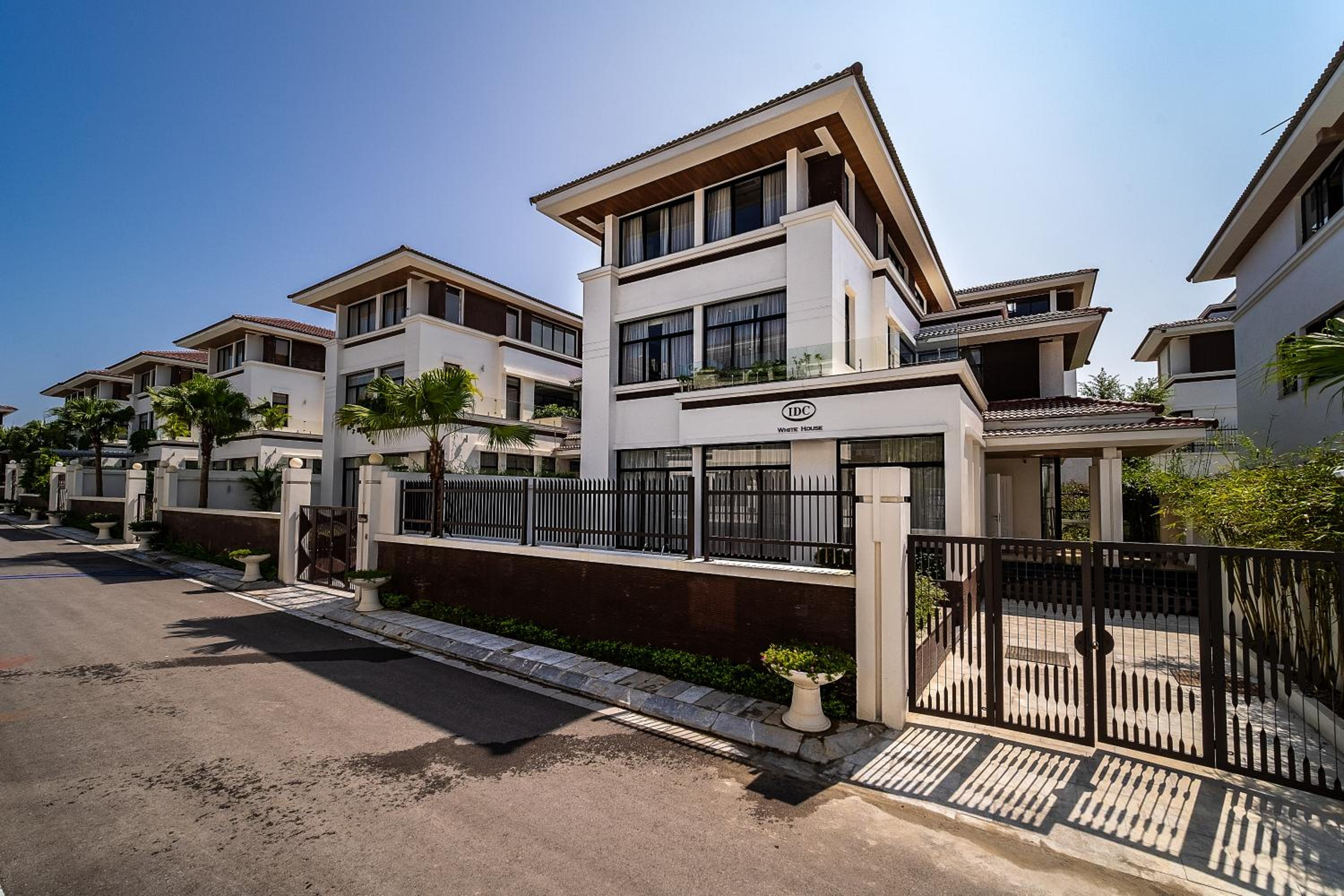 IDC White House Ha Long FLC Golf & Resort view 4