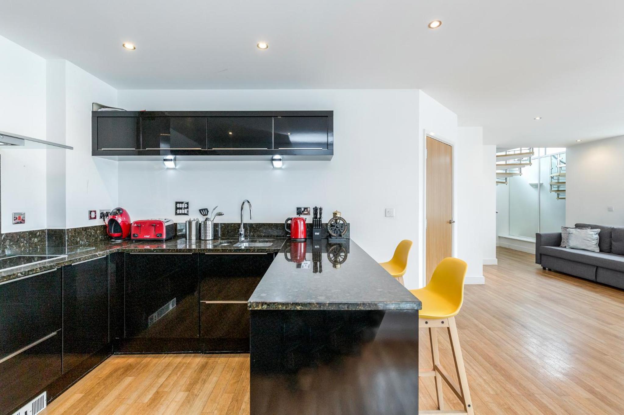 Spacious Excel London Apartment with Balcony, River View and Parking Sleeps 8