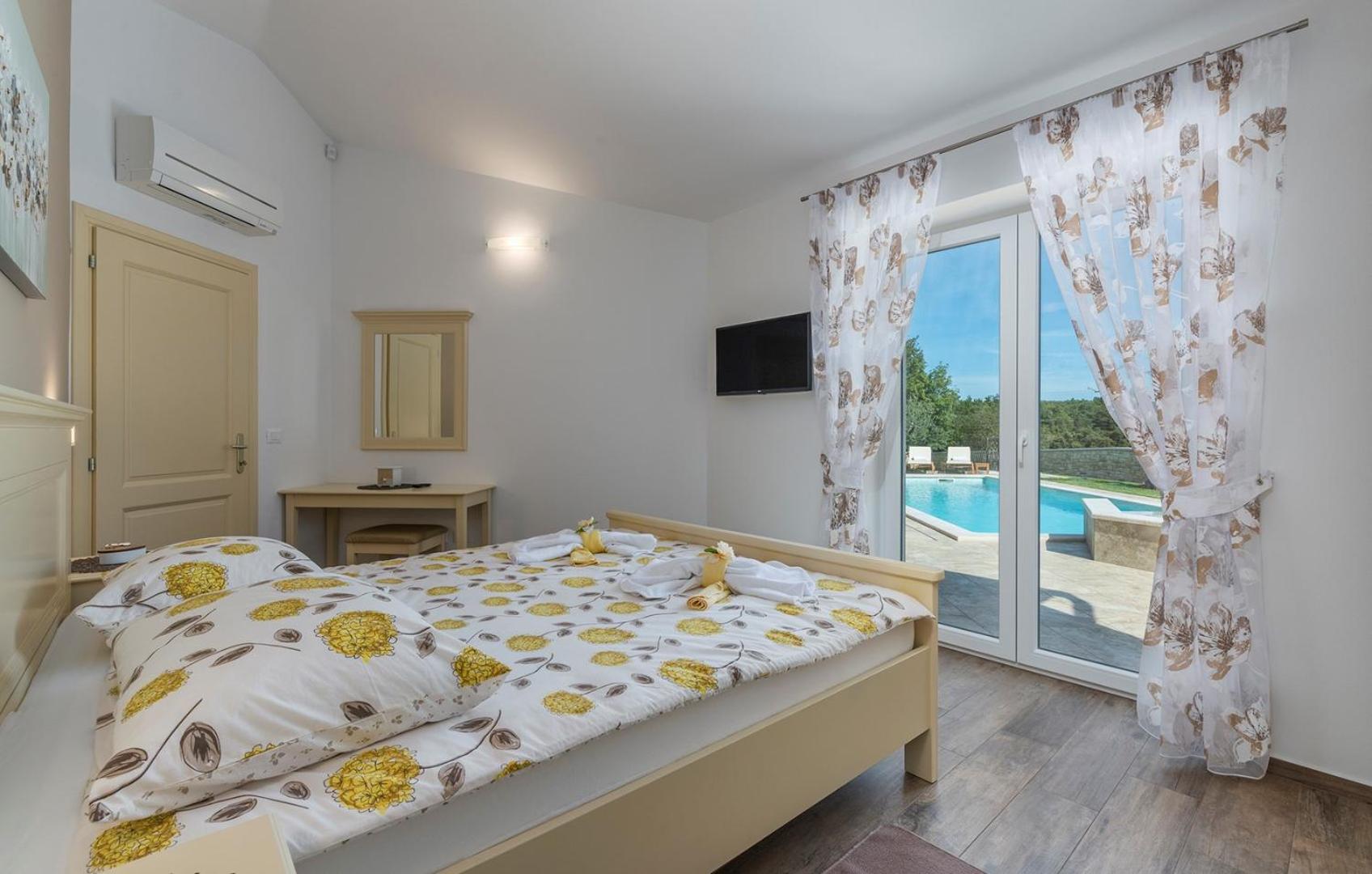 Villa Gardenia with pool view 2
