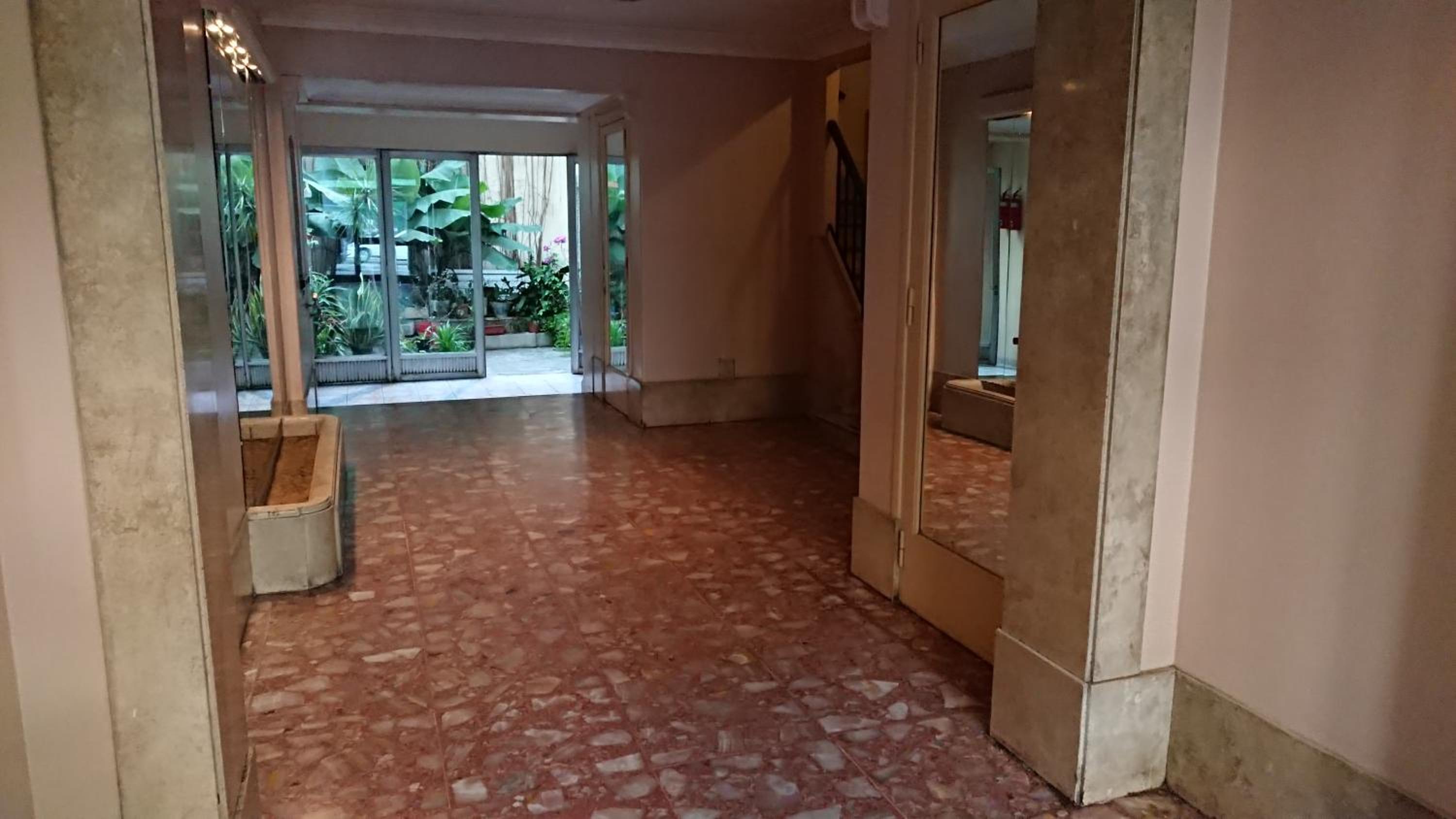 Excelente departamento con balcón a la calle sobre avenida