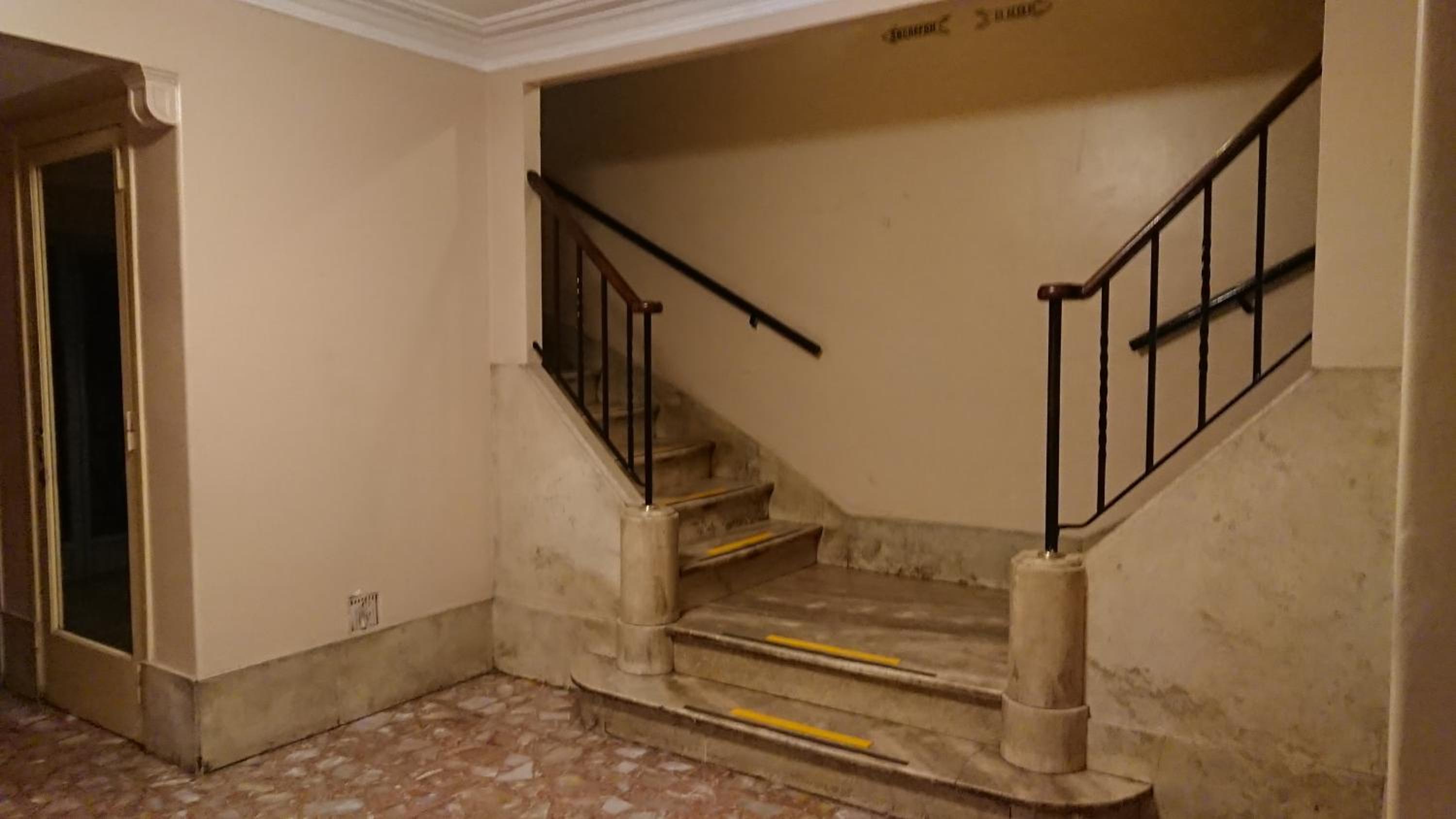 Excelente departamento con balcón a la calle sobre avenida