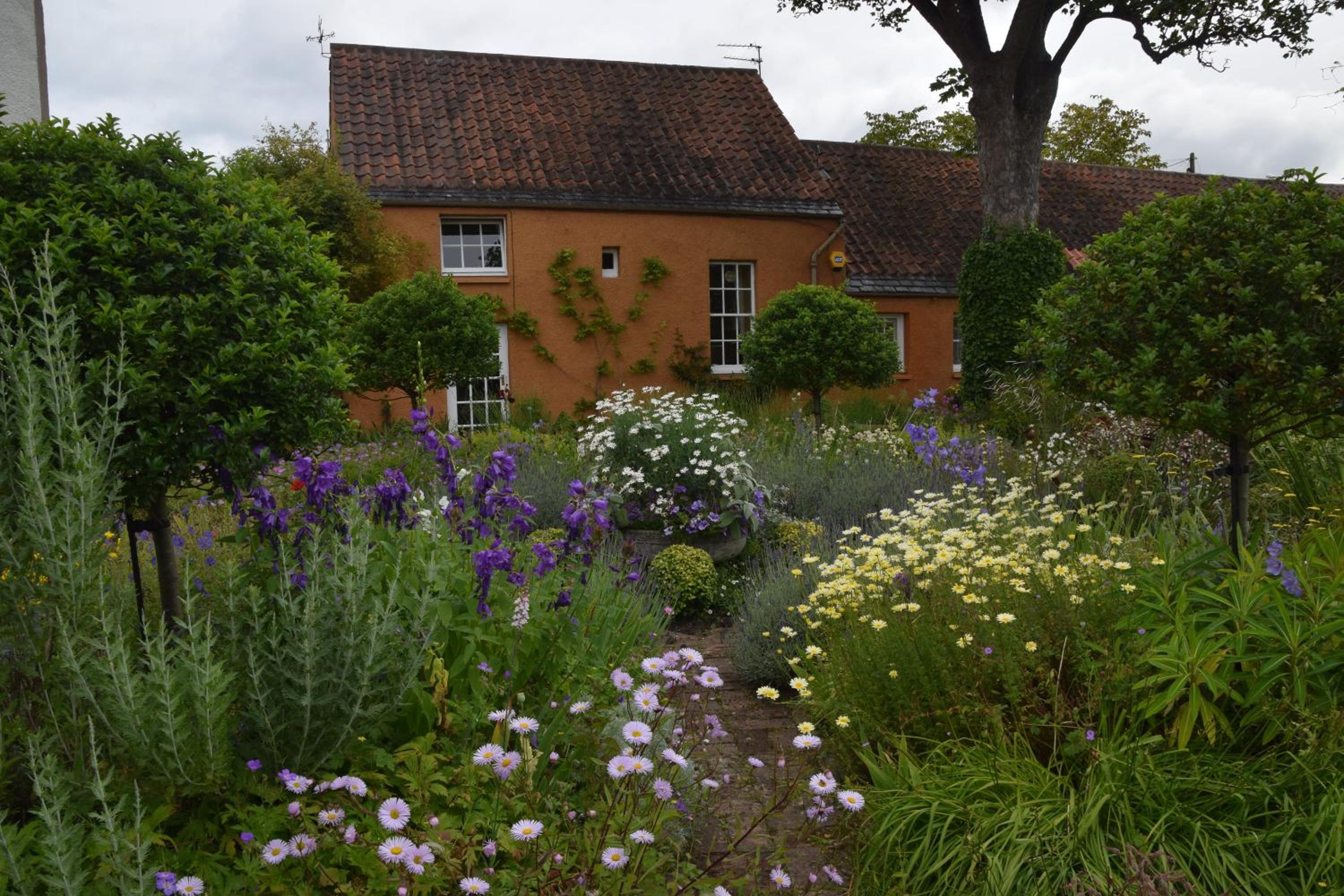 Unique cosy cottage with stunning gardens view 3