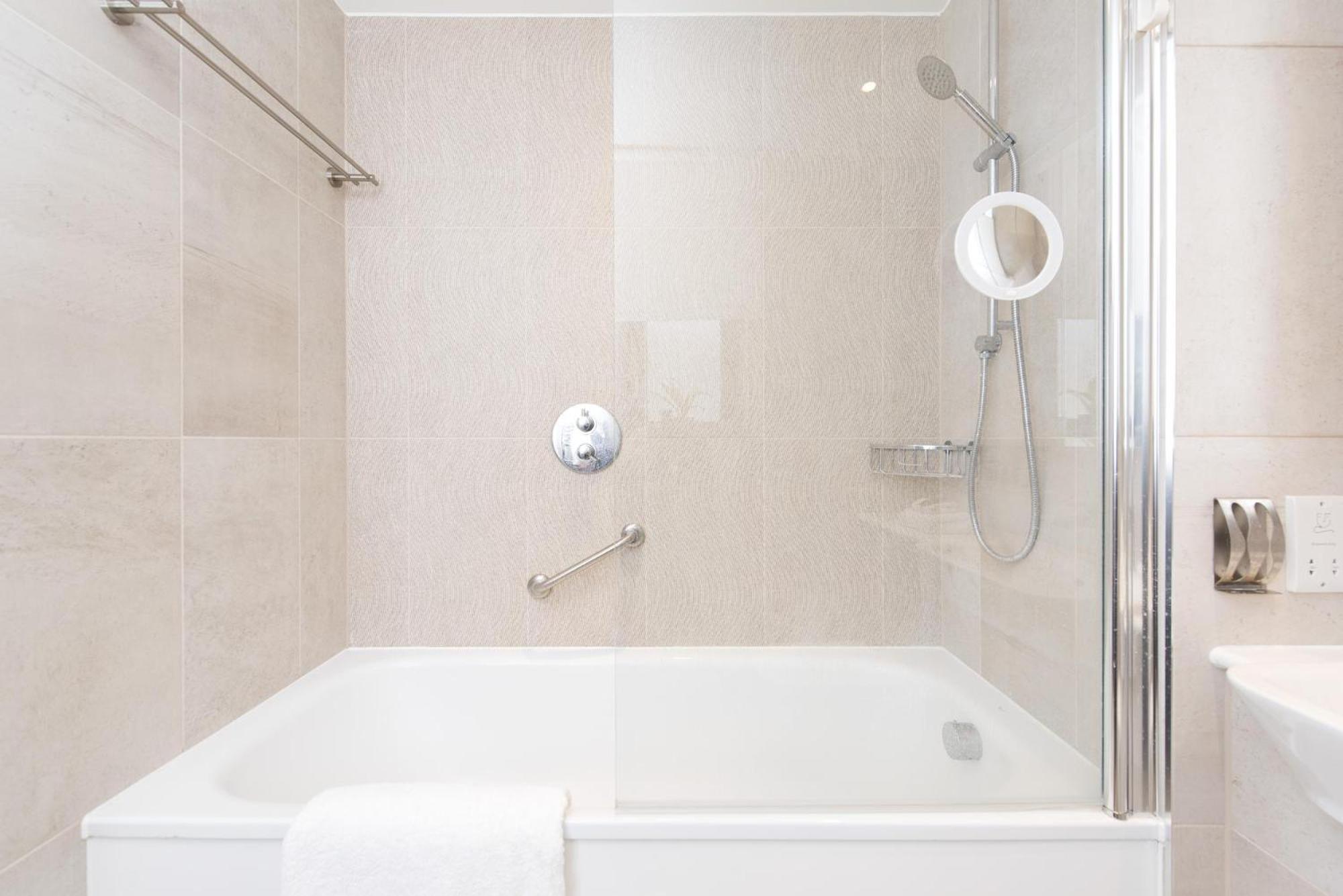 Modern 1 Bedroom Flat near Canary Wharf London view 5