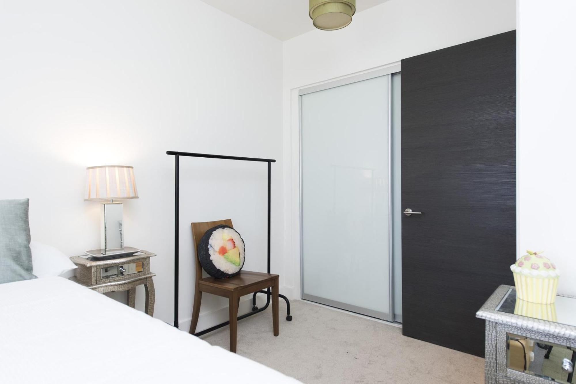 Modern 1 Bedroom Flat near Canary Wharf London view 3