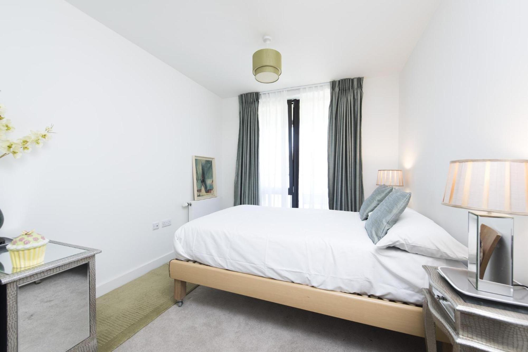 Modern 1 Bedroom Flat near Canary Wharf London view 2