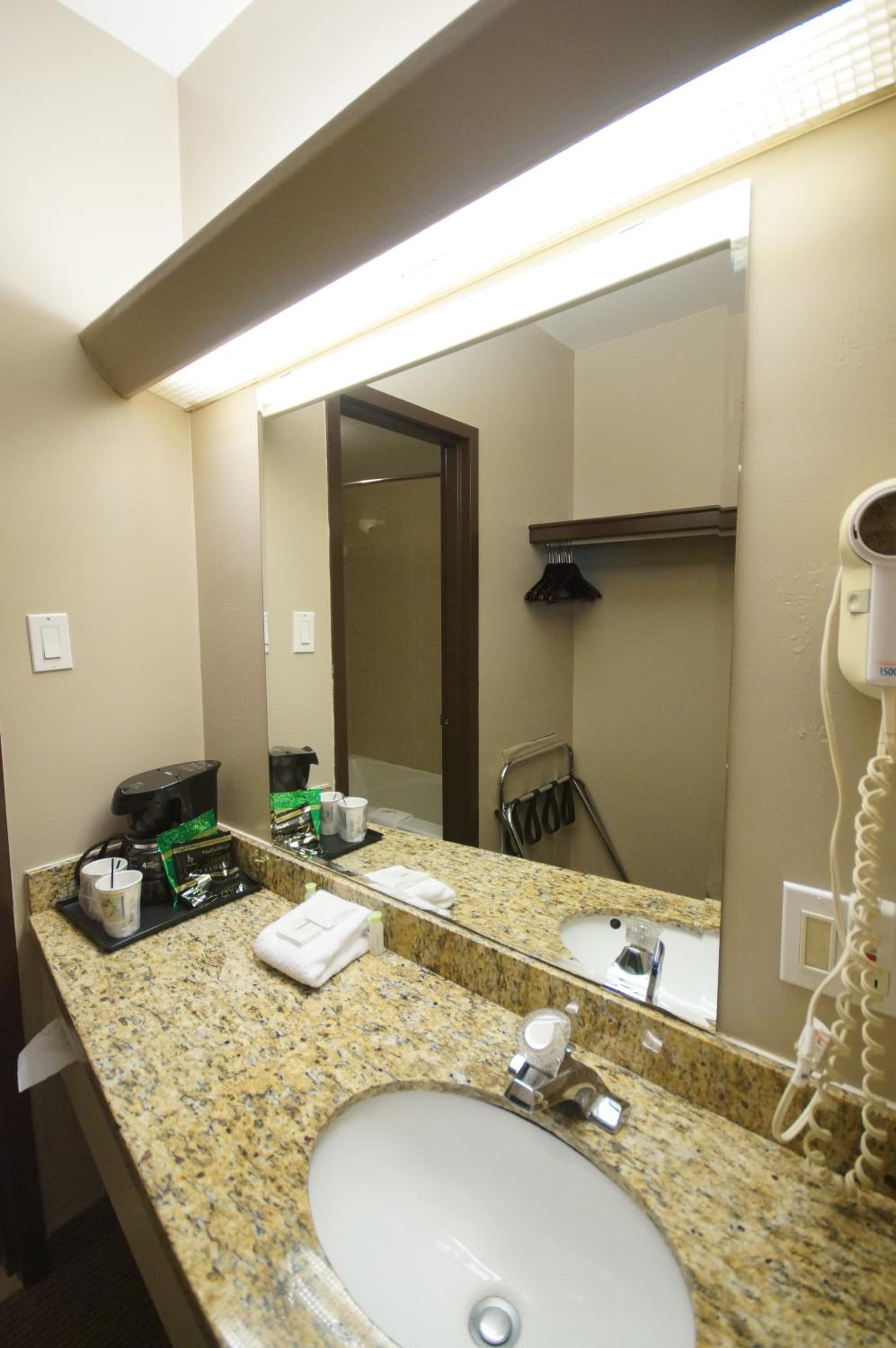 Days Inn by Wyndham Montreal Airport Conference Centre - Property Image 4