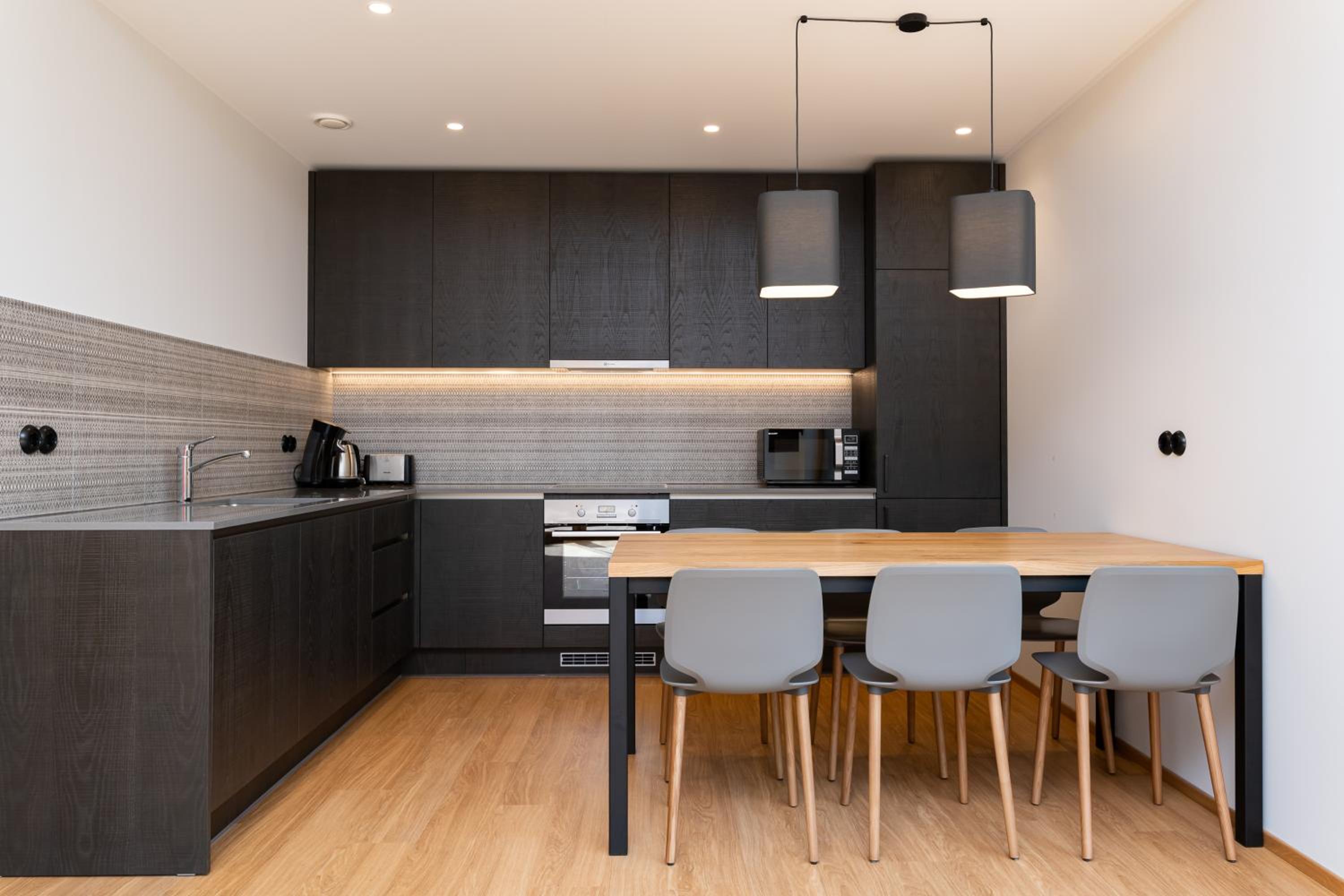 Self-check-in 2 bedroom apartment with a terrace and free parking view 2