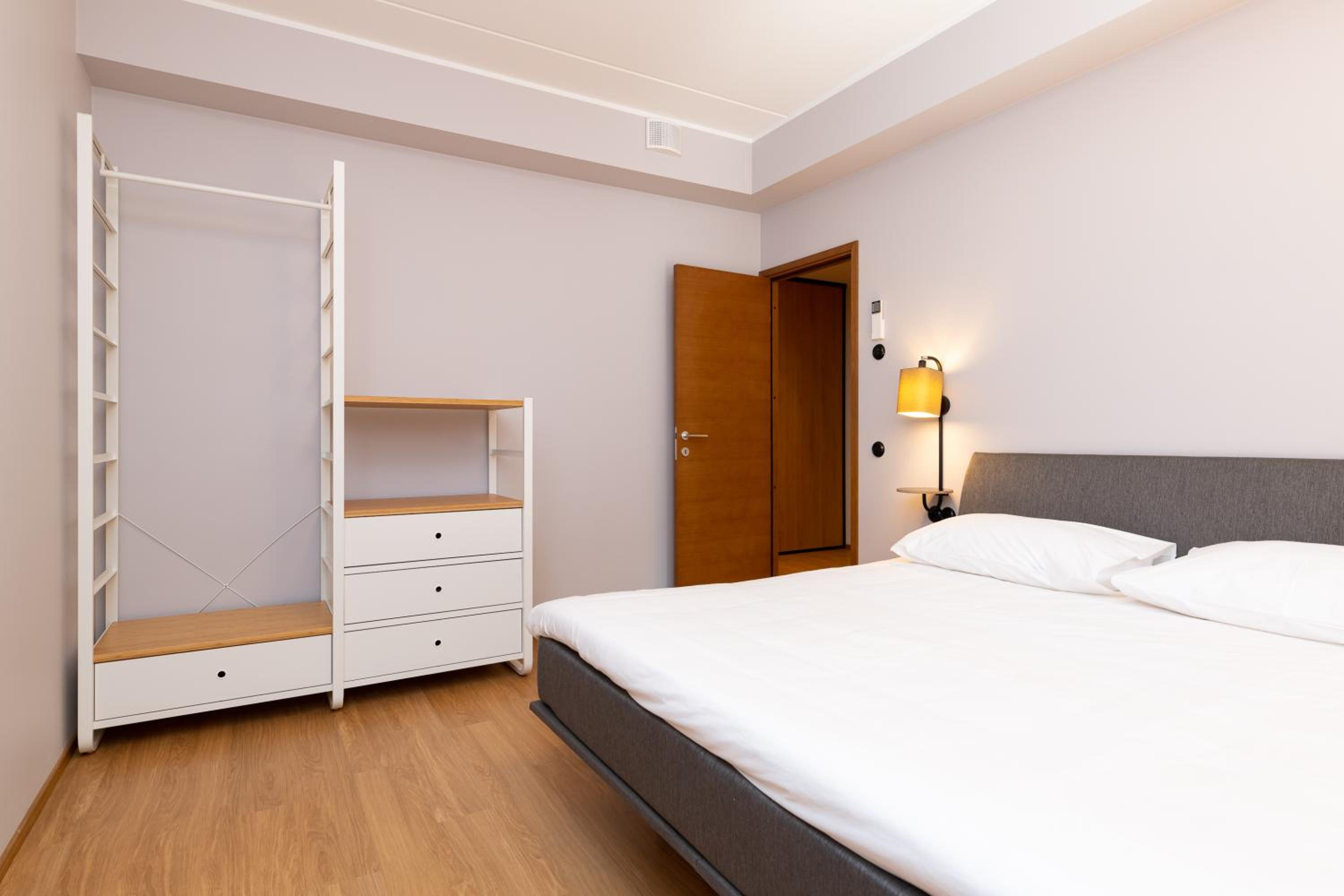 Self-check-in 2 bedroom apartment with a terrace and free parking view 5