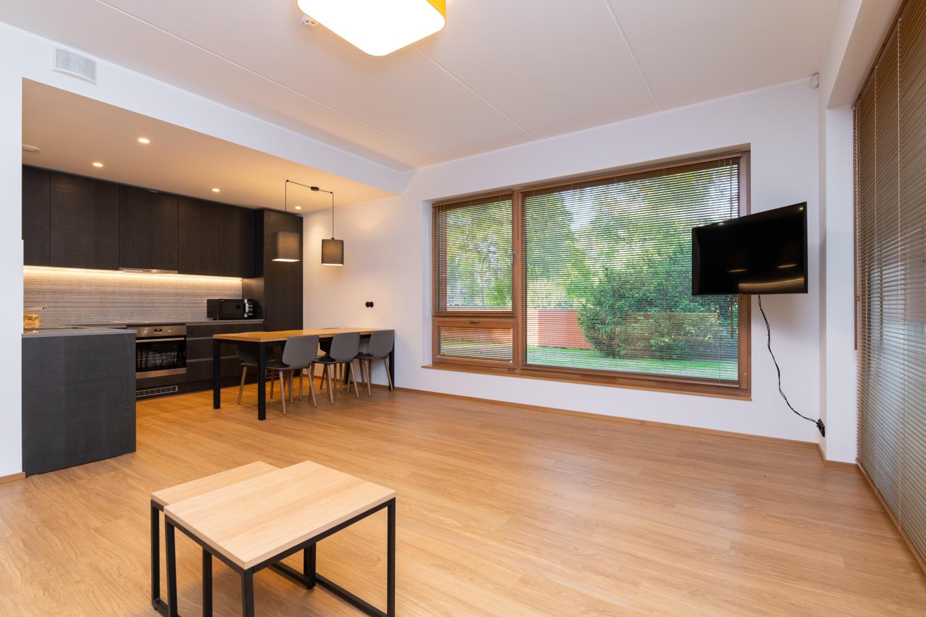 Self-check-in 2 bedroom apartment with a terrace and free parking view 4