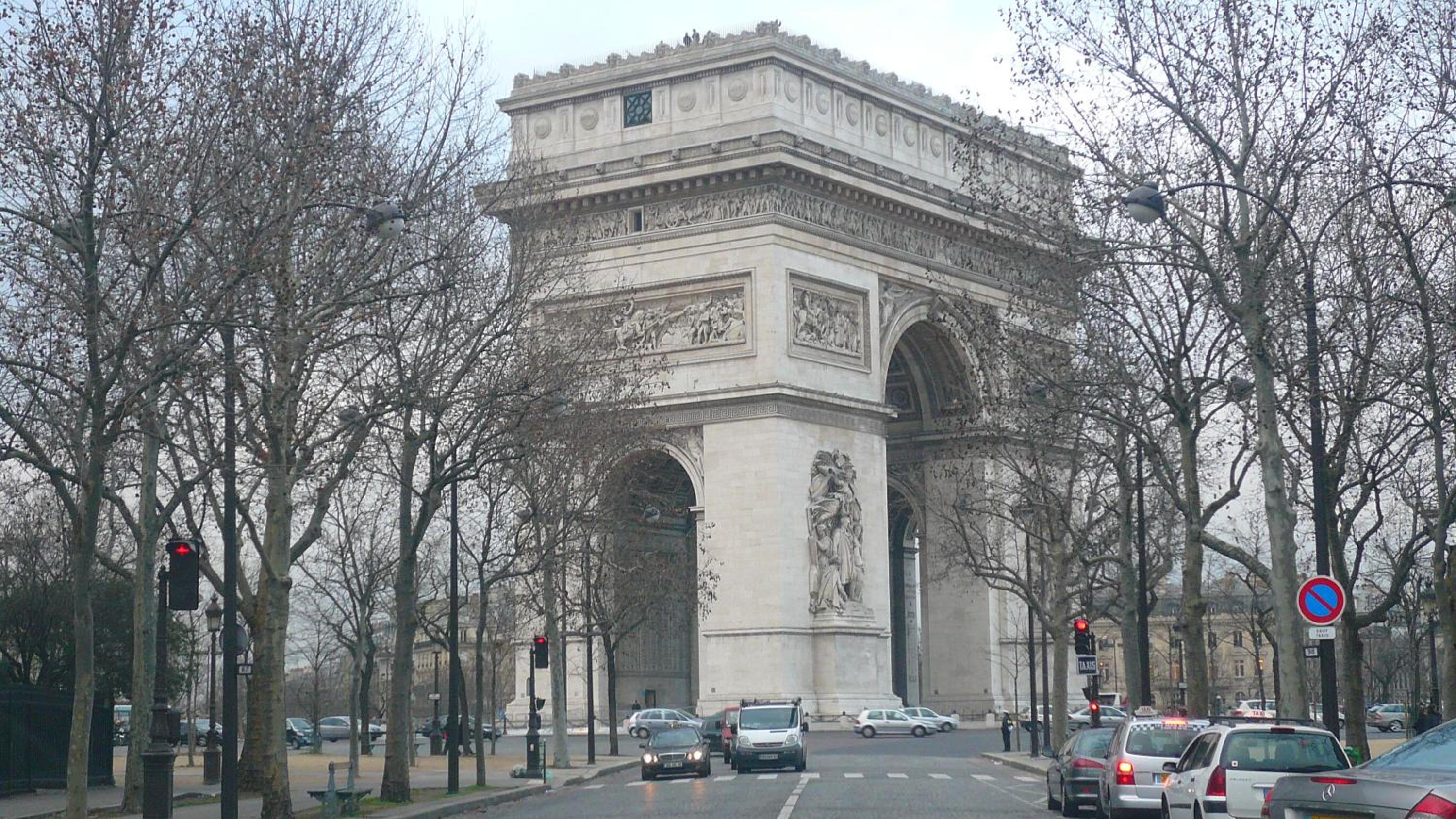 Two-Bedroom Apartment Champs-Elysées