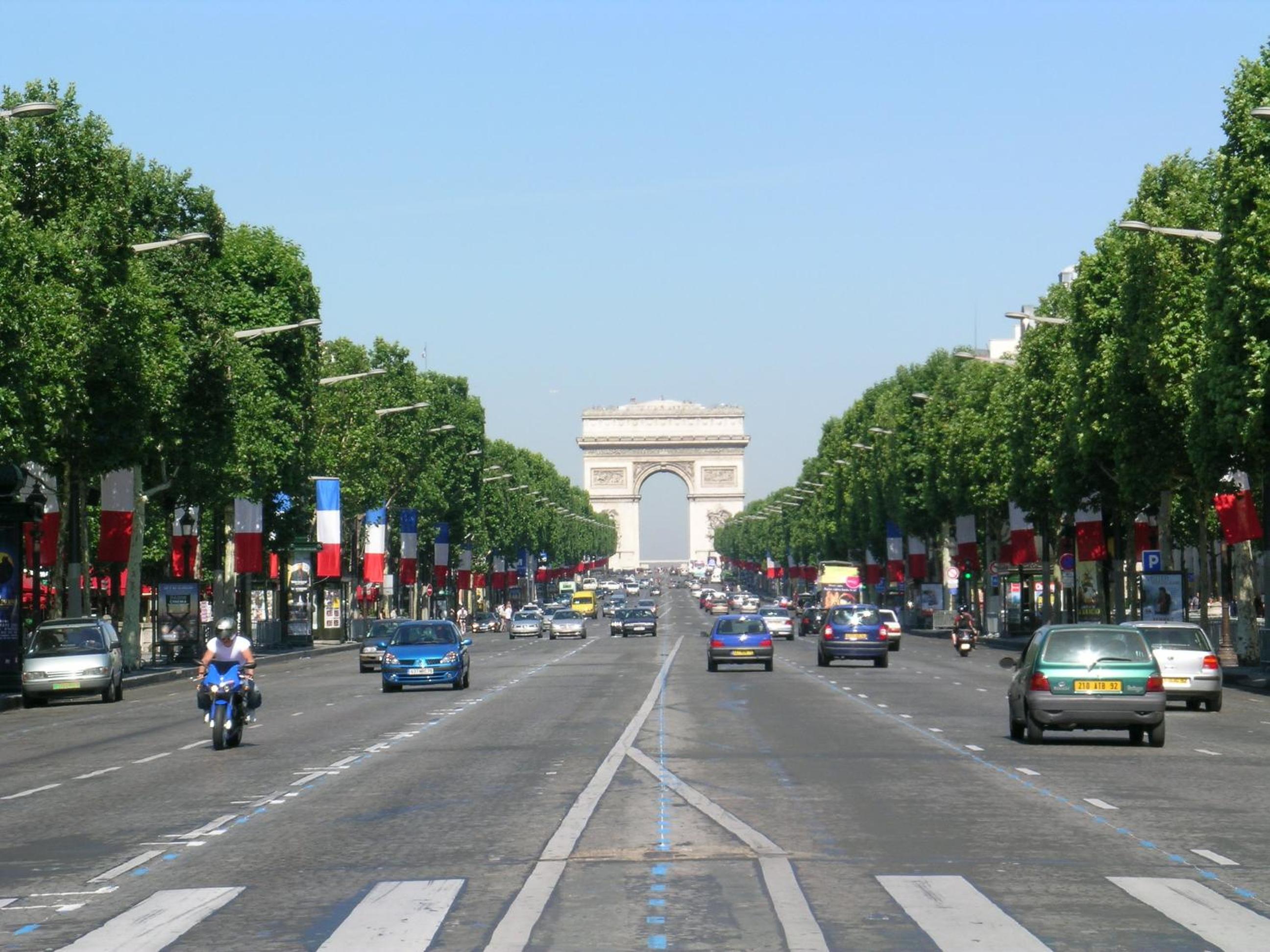Two-Bedroom Apartment Champs-Elysées