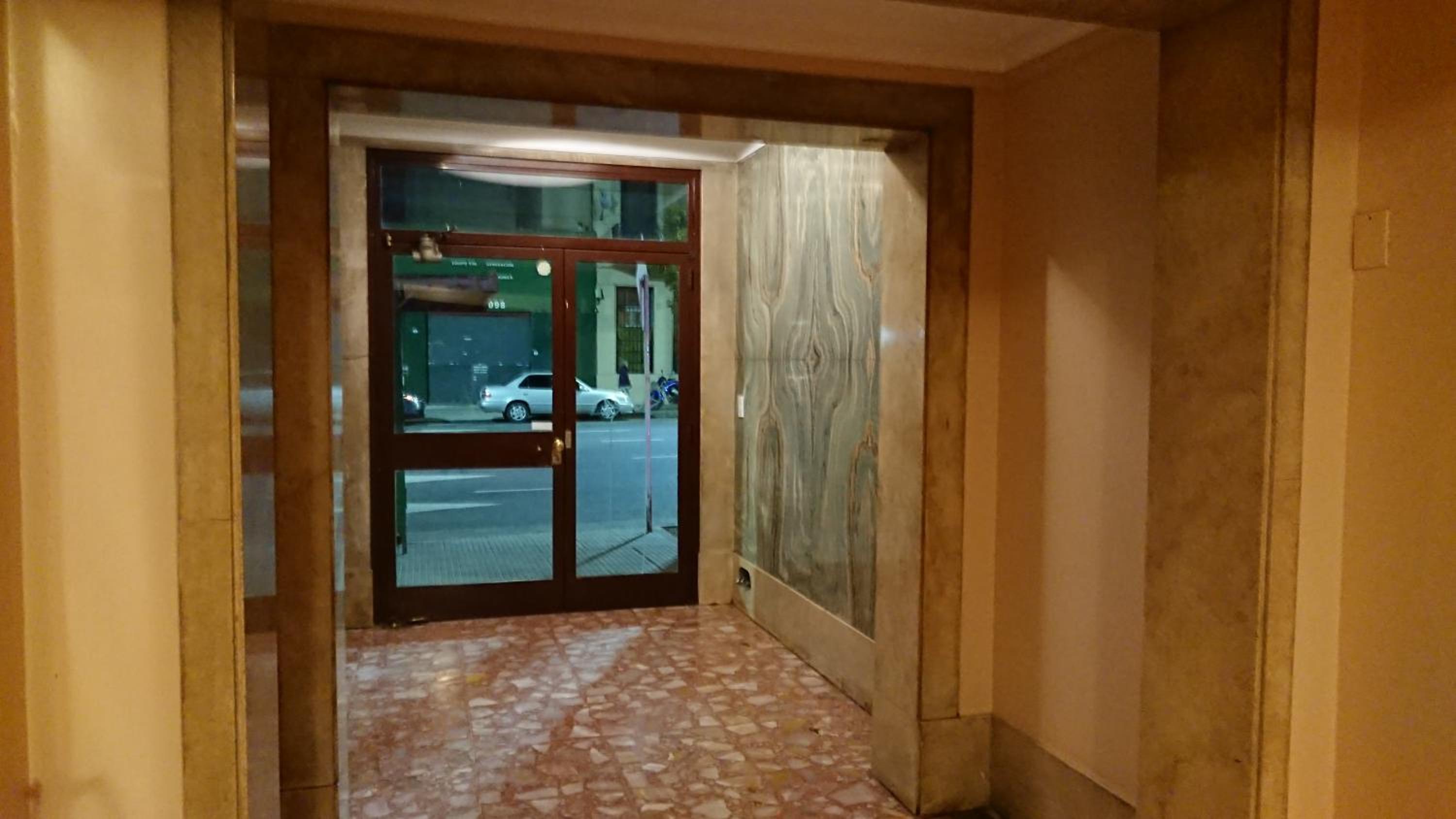 Excelente departamento con balcón a la calle sobre avenida