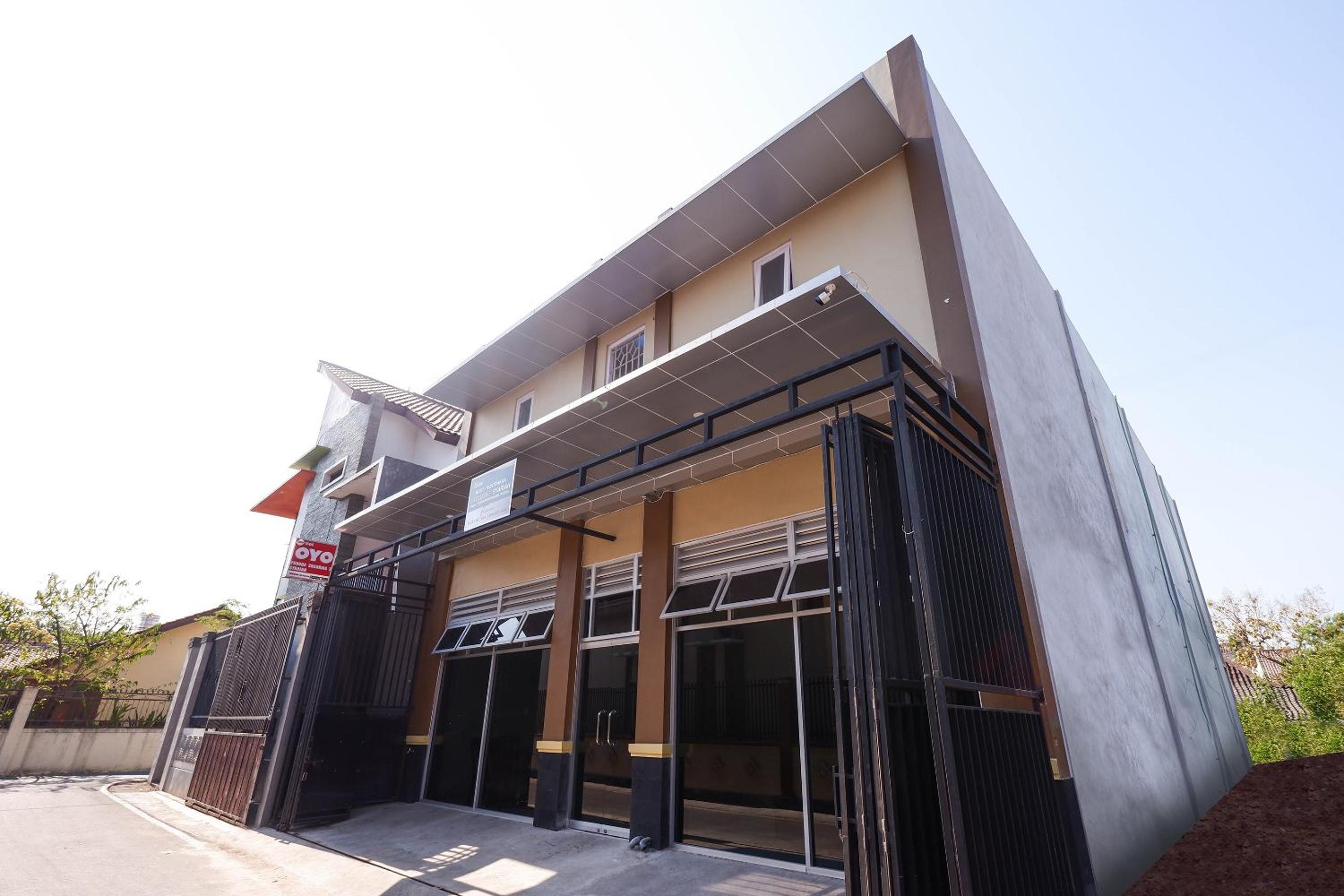 Shabrina Homestay Syariah Terminal Tirtonadi Solo RedPartner view 2
