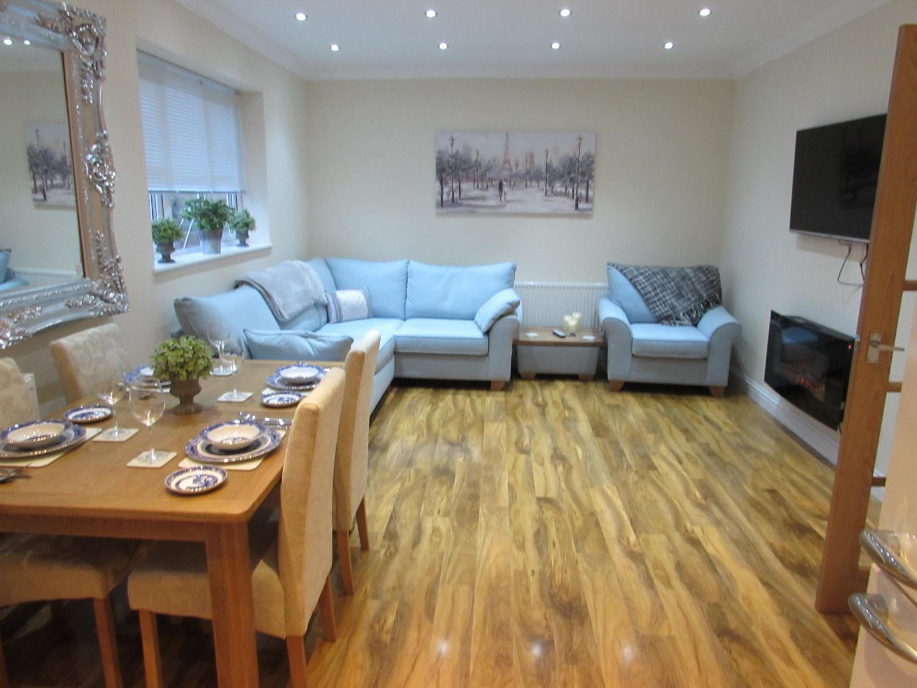 Apartment 1 Exquisite two king bedroom with en suites - close to the town centre, rail, airport and theatre view 5