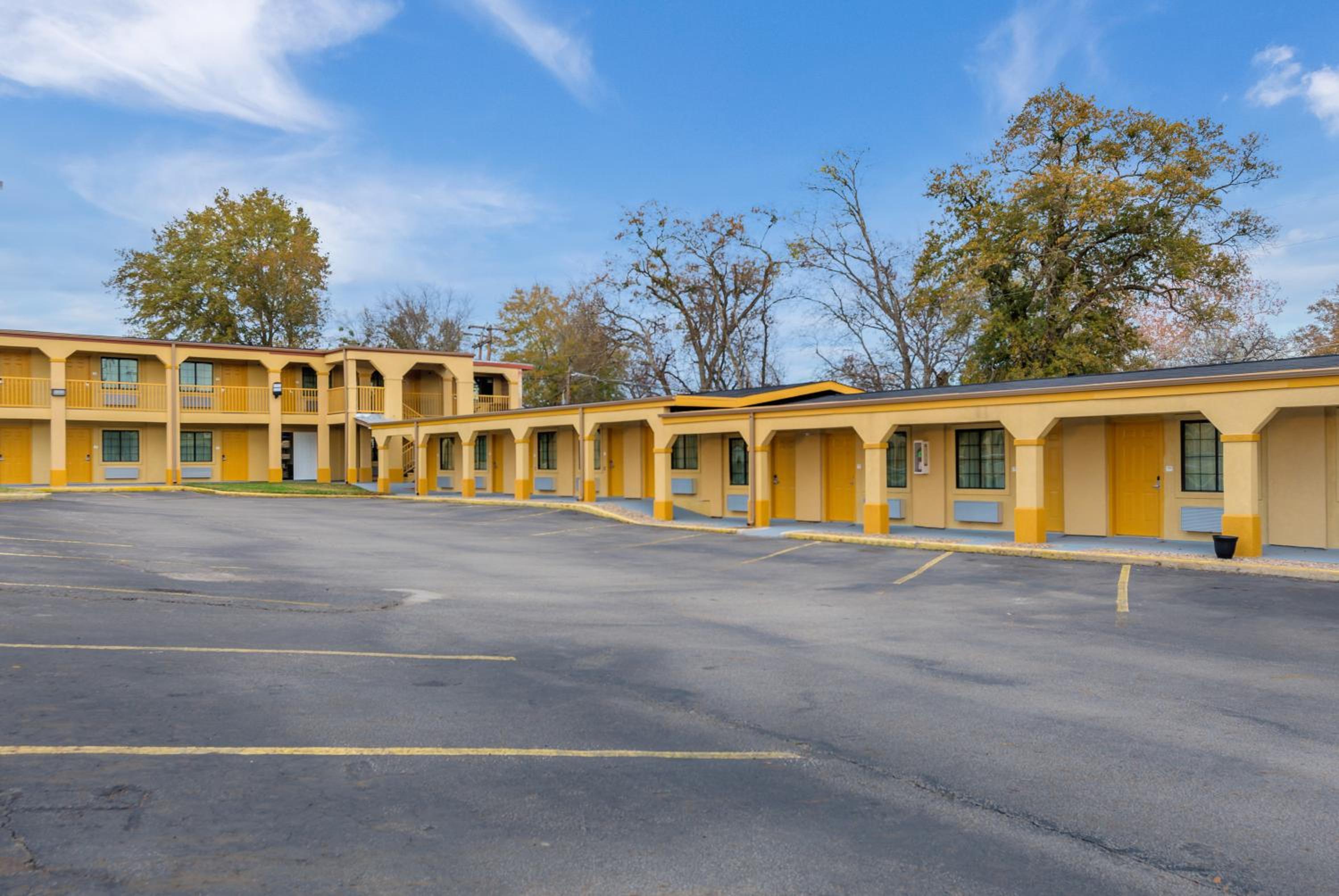 Palestine Vacations - Super 8 by Wyndham Palestine TX - Property Image 20