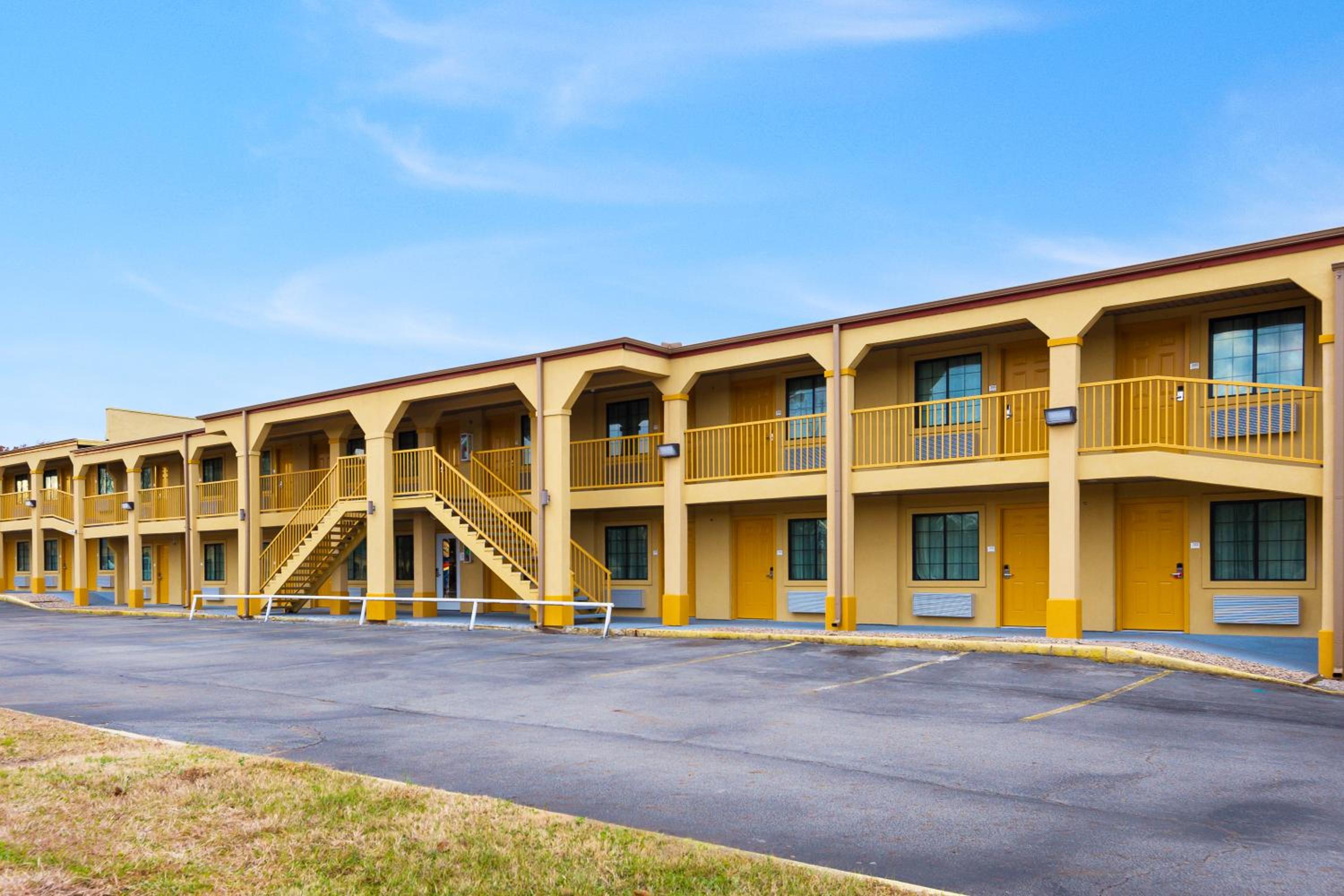 Palestine Vacations - Super 8 by Wyndham Palestine TX - Property Image 17