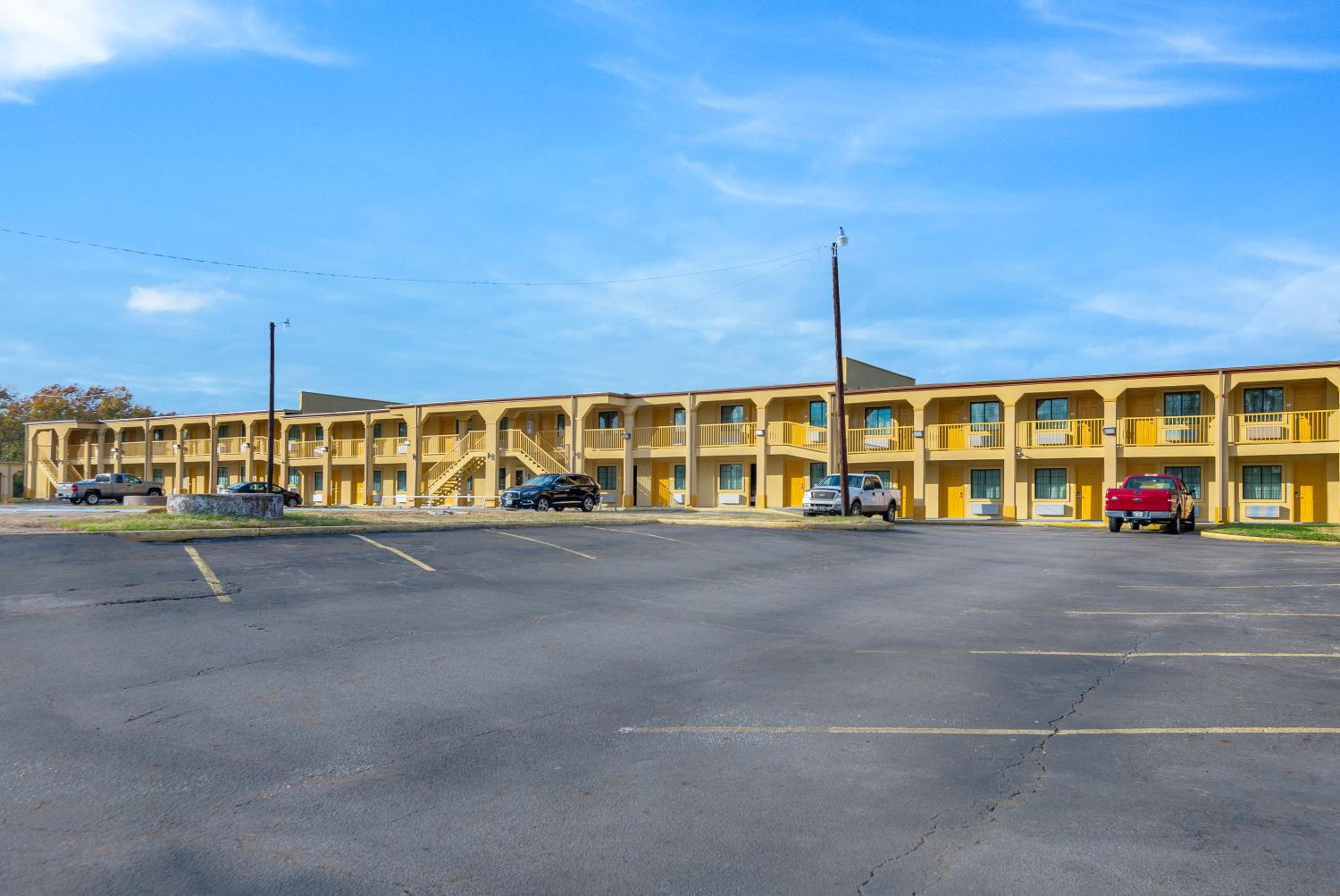 Palestine Vacations - Super 8 by Wyndham Palestine TX - Property Image 18