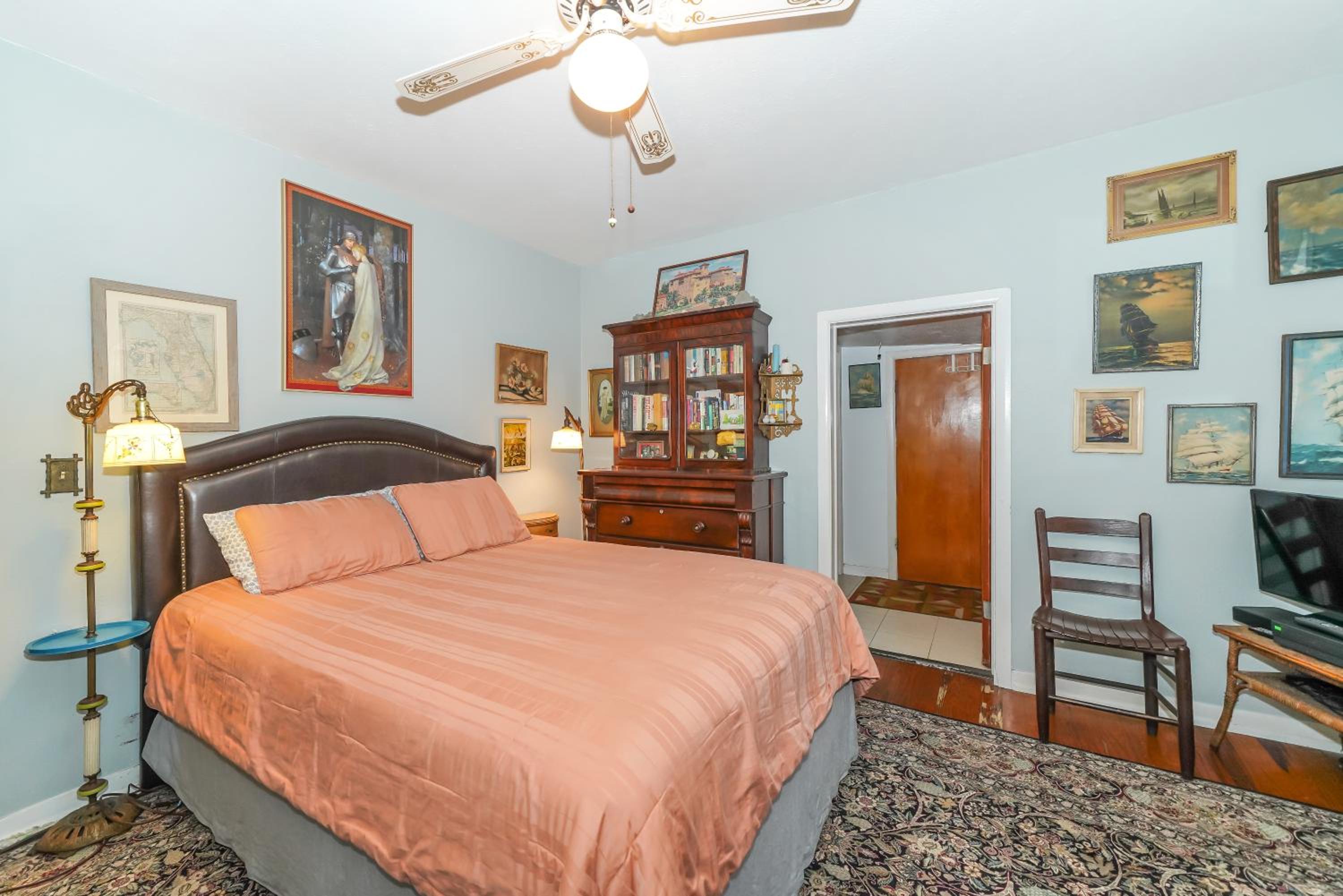 Historic home in downtown, Built in 1911 view 2