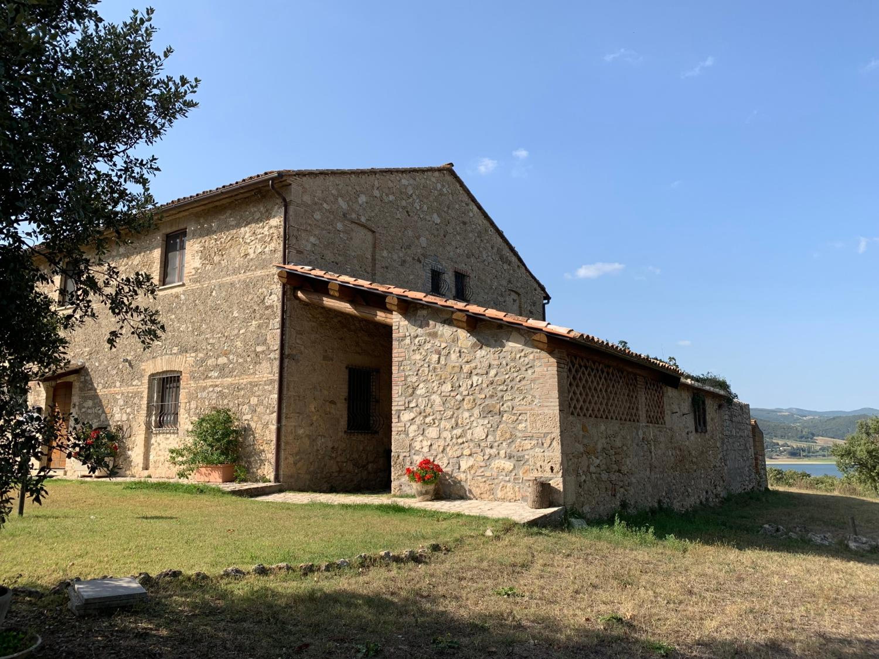 SCAPPO IN UMBRIA, casale al lago