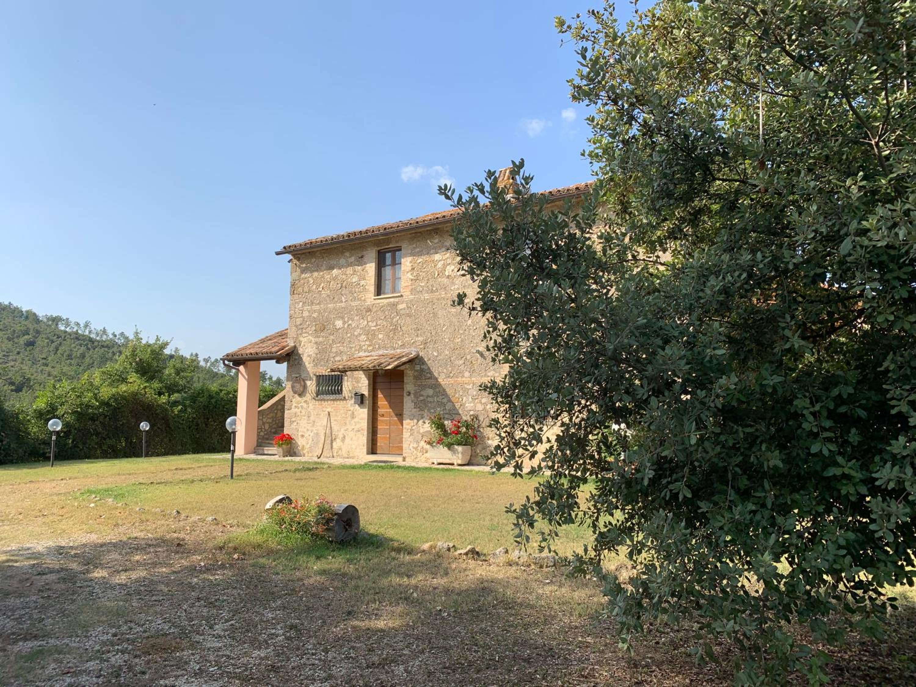 SCAPPO IN UMBRIA, casale al lago