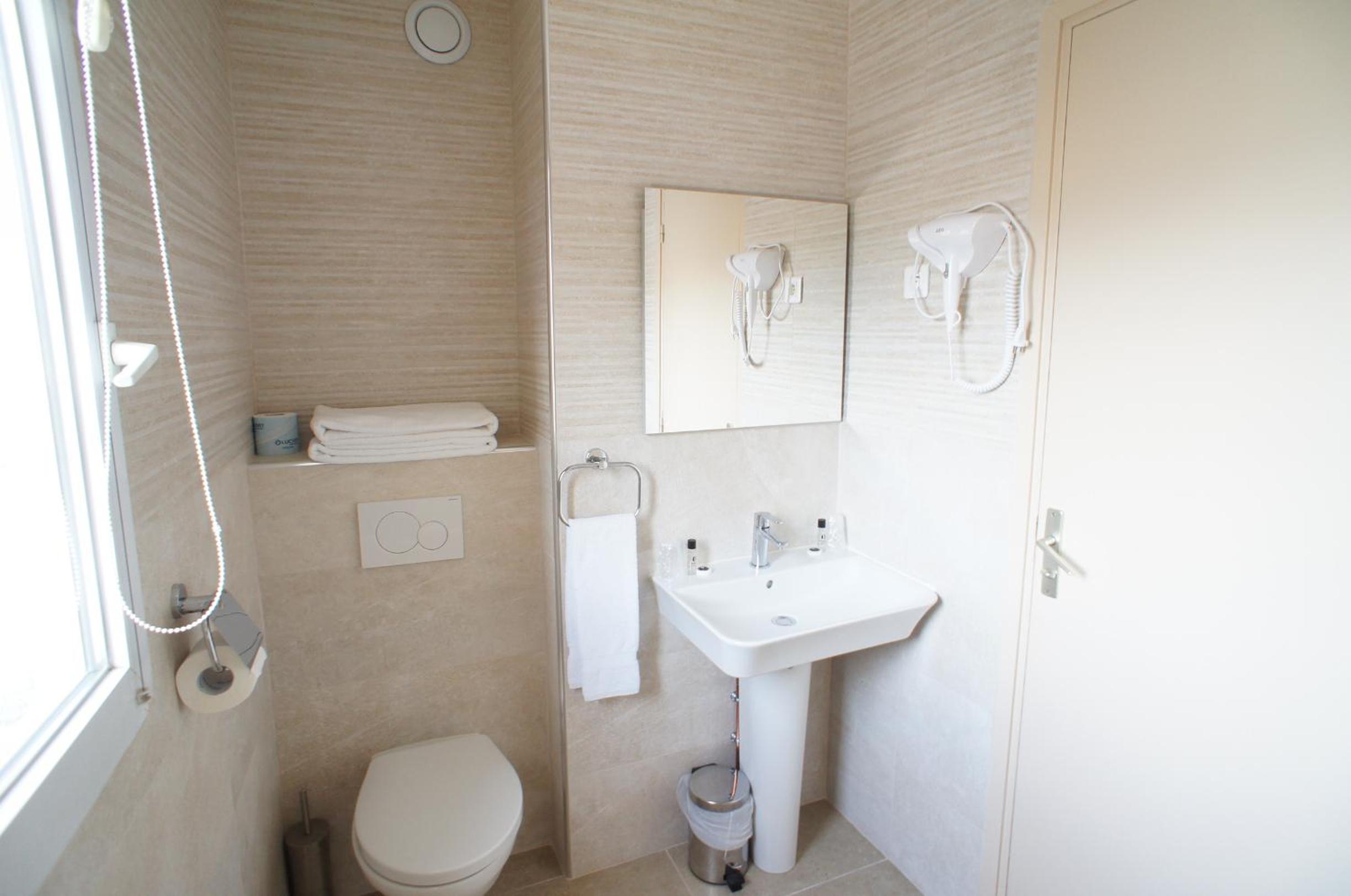 Boulogne-Billancourt Vacations - Hotel De France - Property Image 2