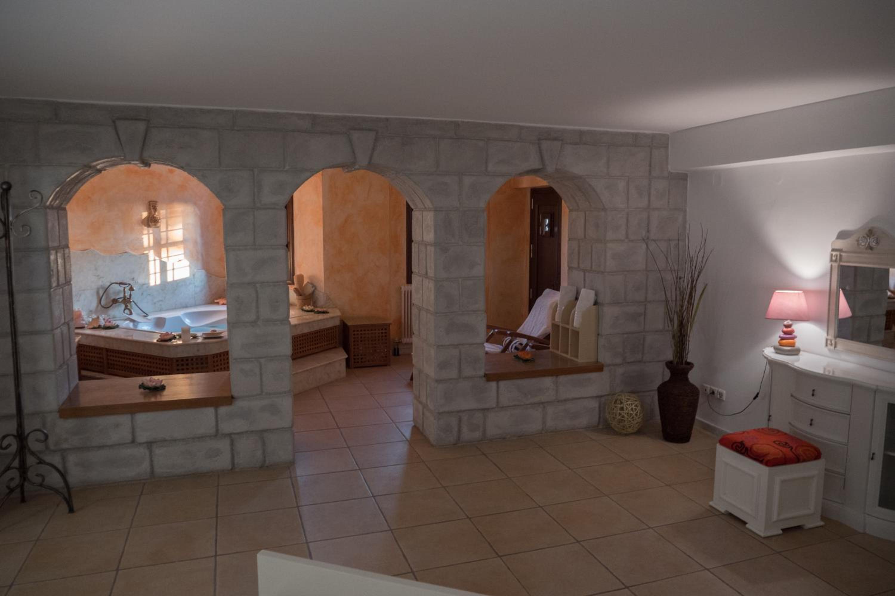 Tranquil Infinity Pool Getaway (private jacuzzi and steam bath, pool, garden, sea and city views) photo 4