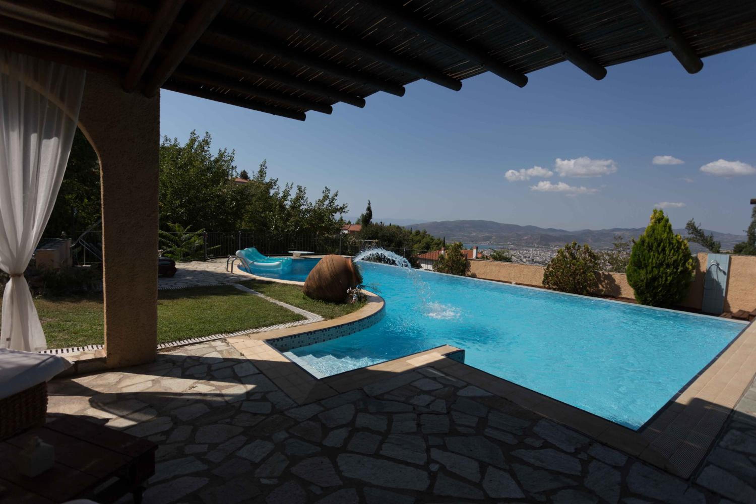 Tranquil Infinity Pool Getaway (private jacuzzi and steam bath, pool, garden, sea and city views) photo 2