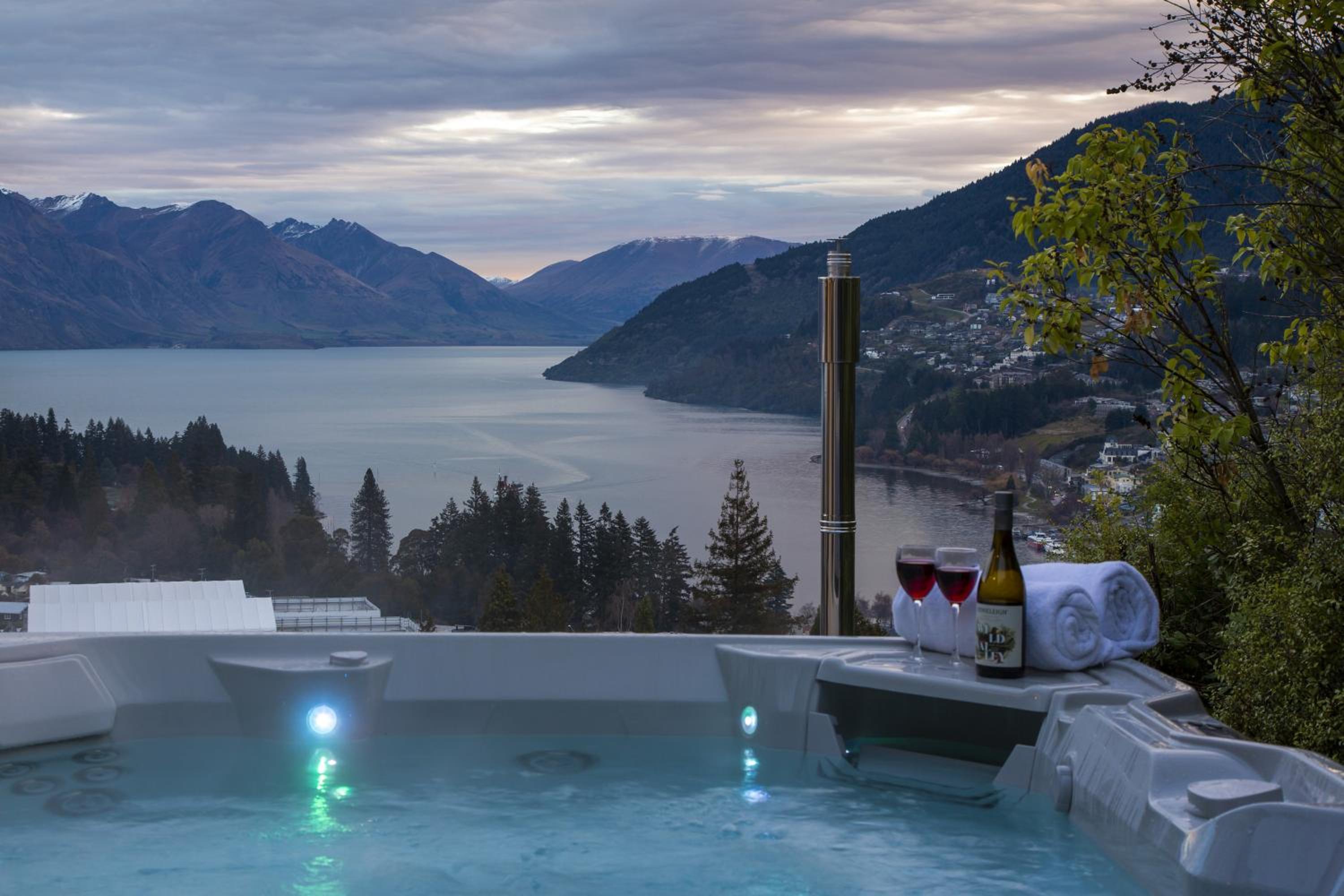 Lago Infinito by Sotheby's Luxury Rental Homes view 4