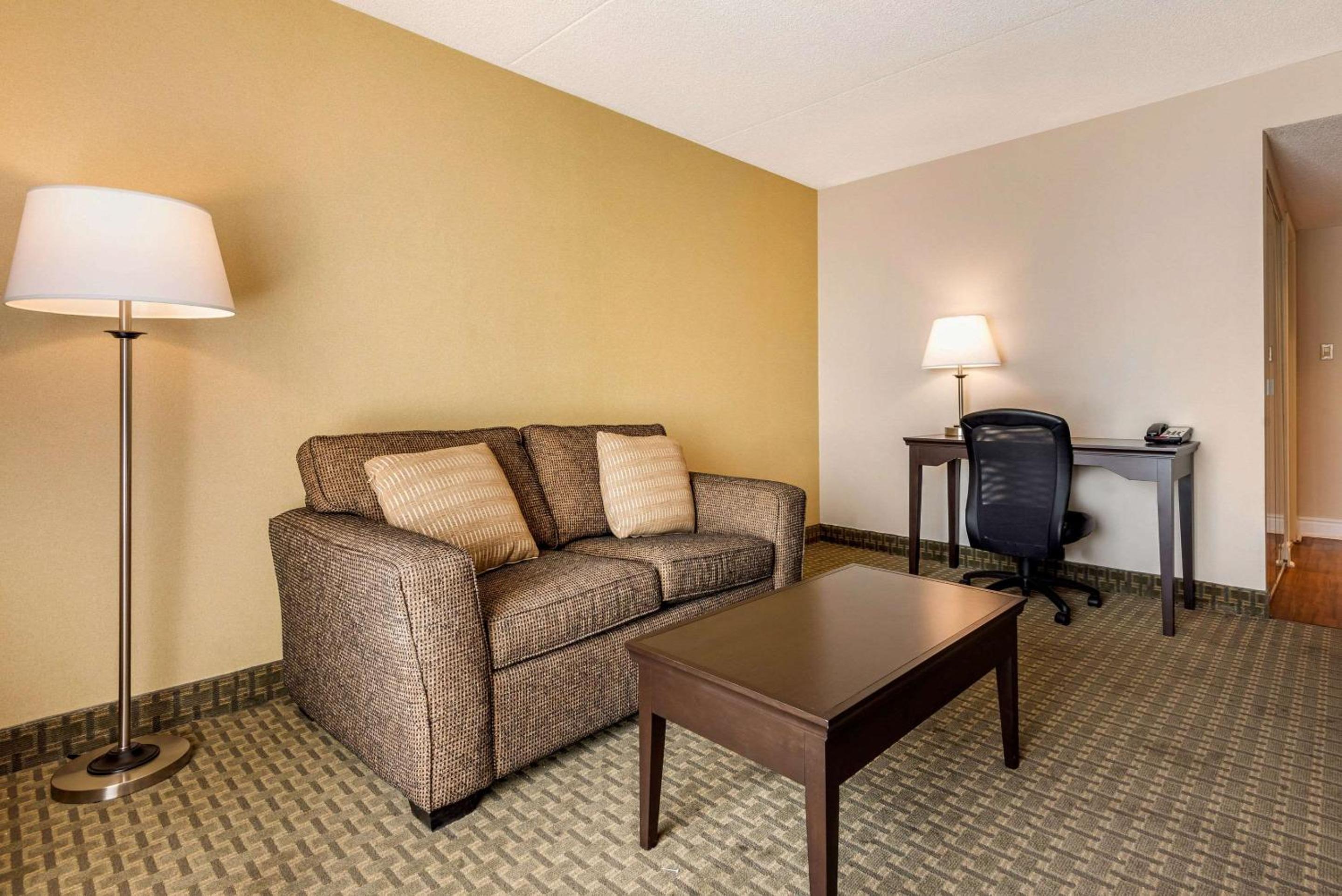 Toronto Vacations - Quality Inn  Suites - Property Image 5