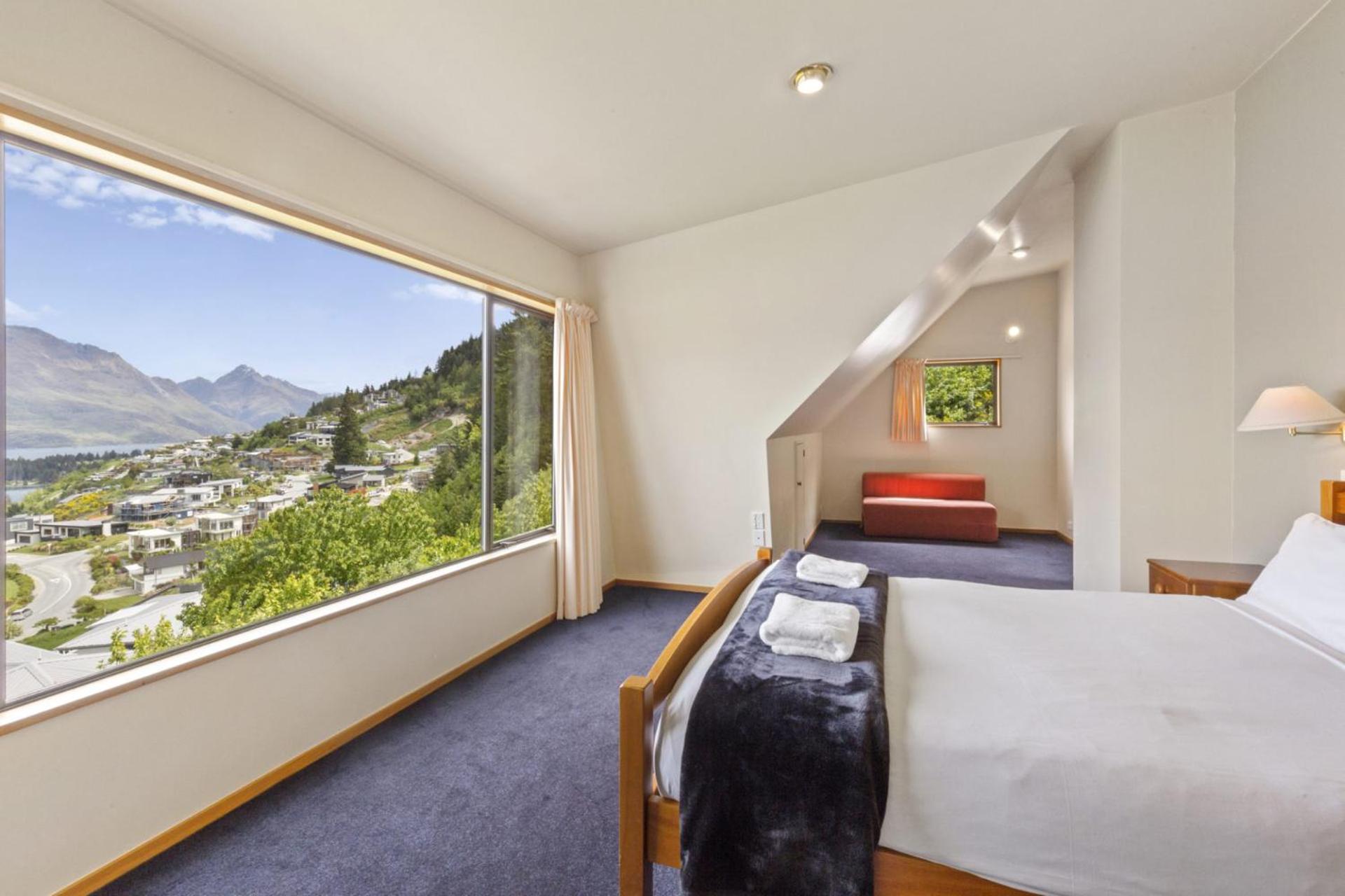 Golden Heights - family friendly with spa pool view 2