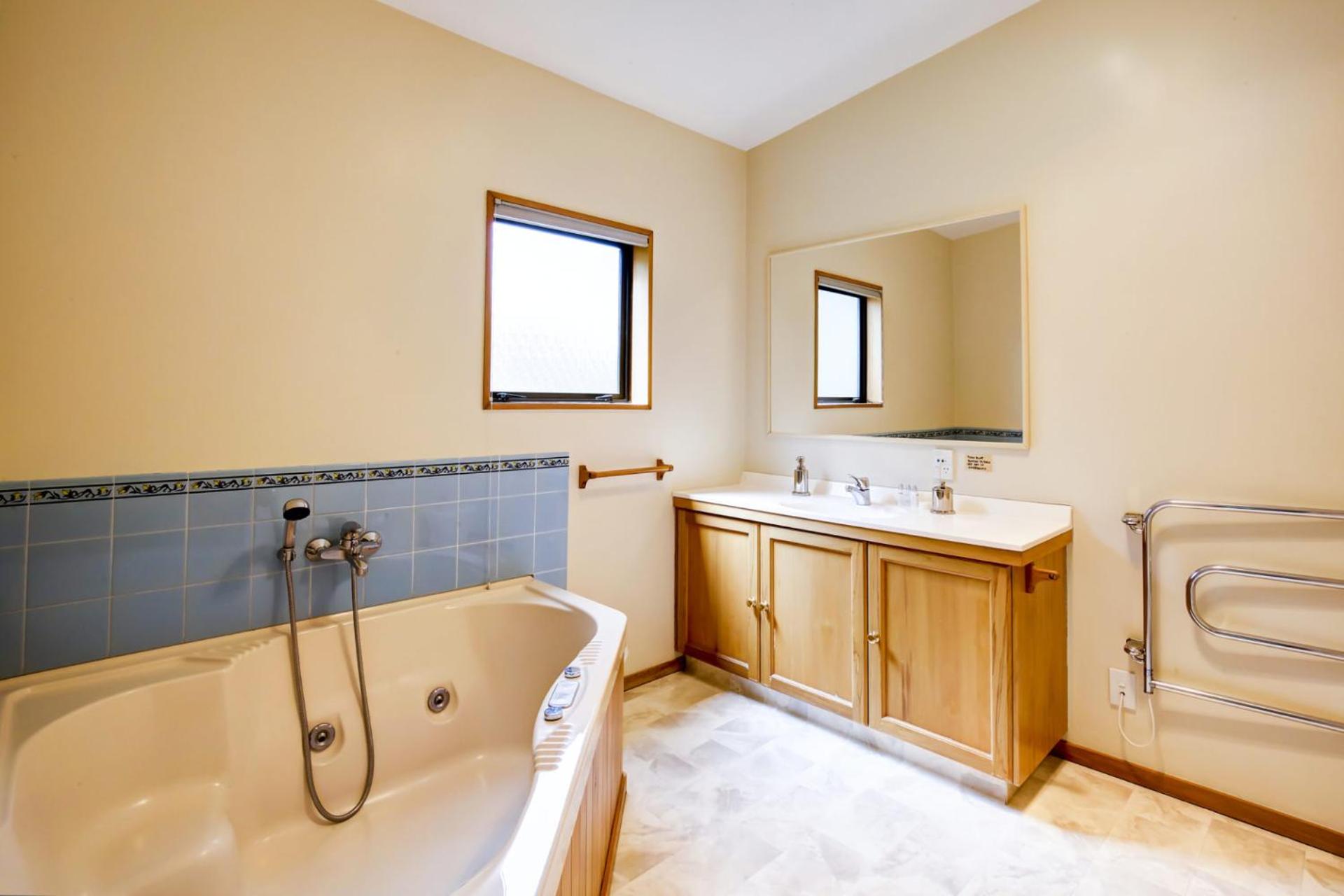 Golden Heights - family friendly with spa pool view 3