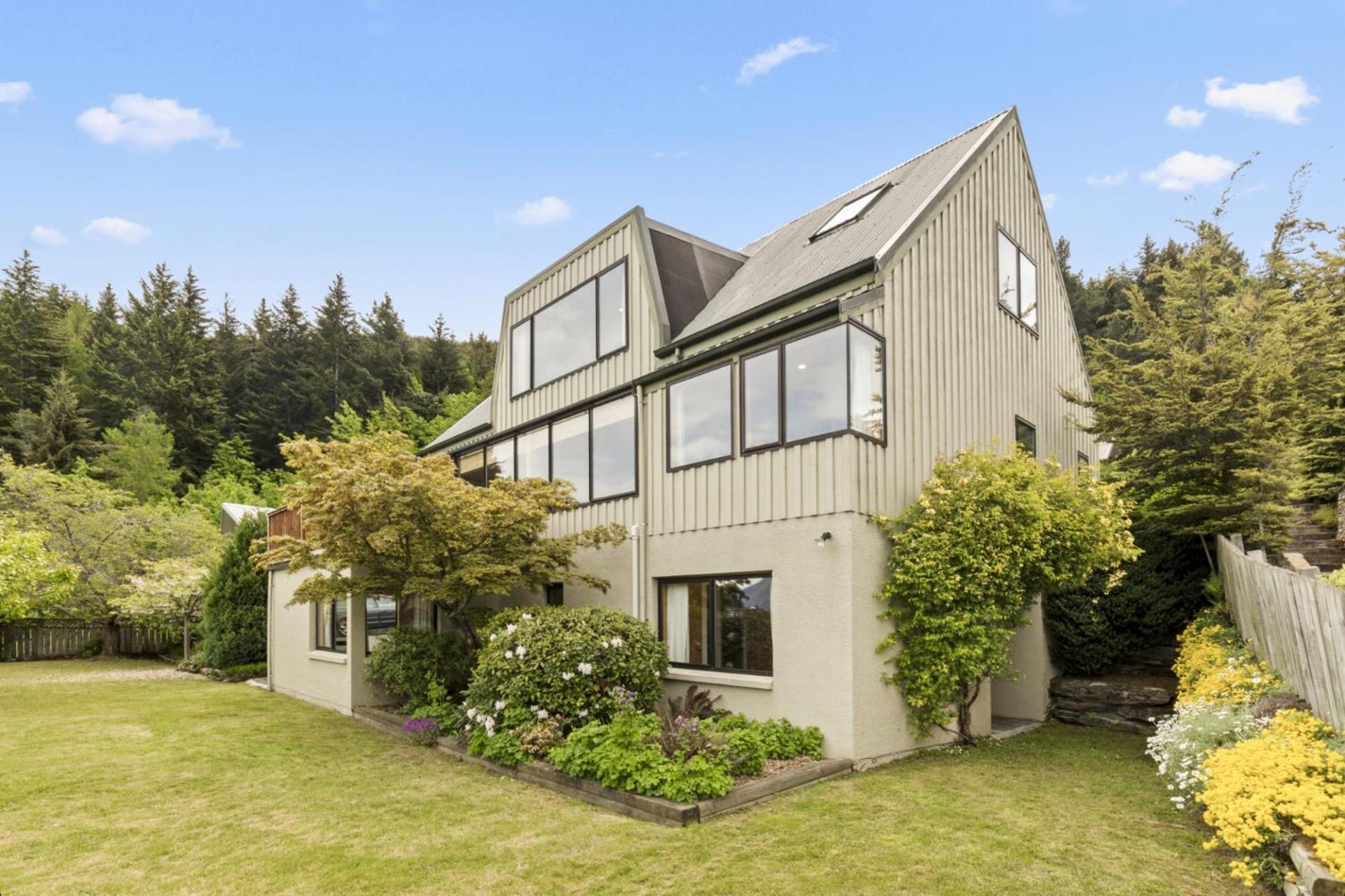 Golden Heights - family friendly with spa pool view 4