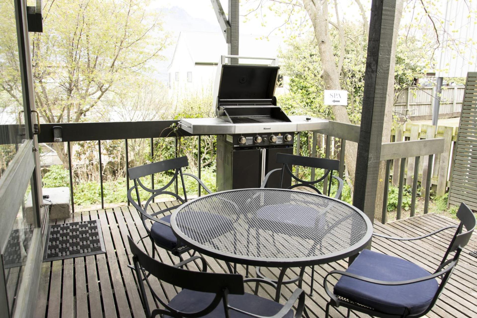 Panoramic Cosy Queenstown Base with shared spa and views view 4