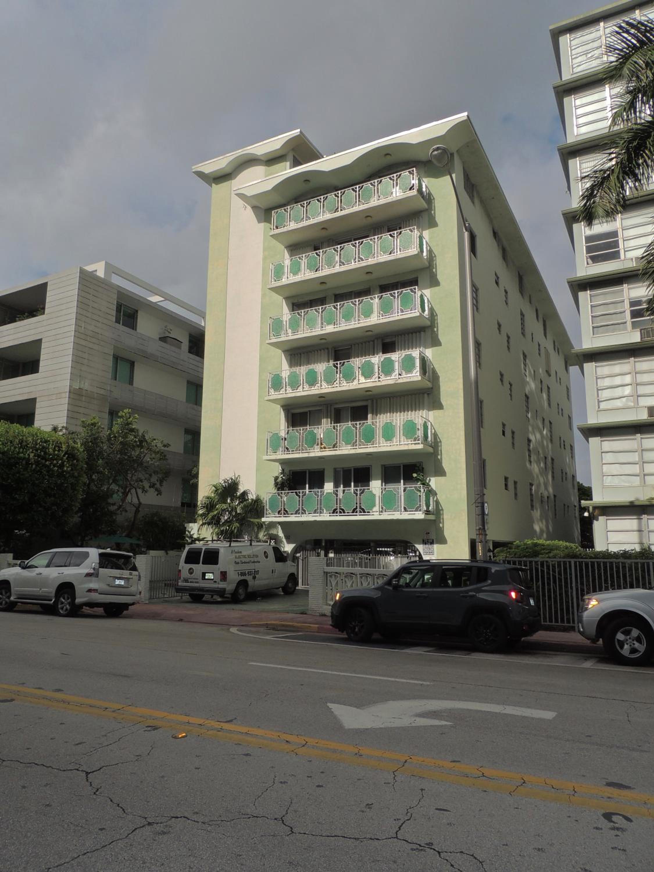 Luxe 2BR w Parking in Heart of South Beach view 3