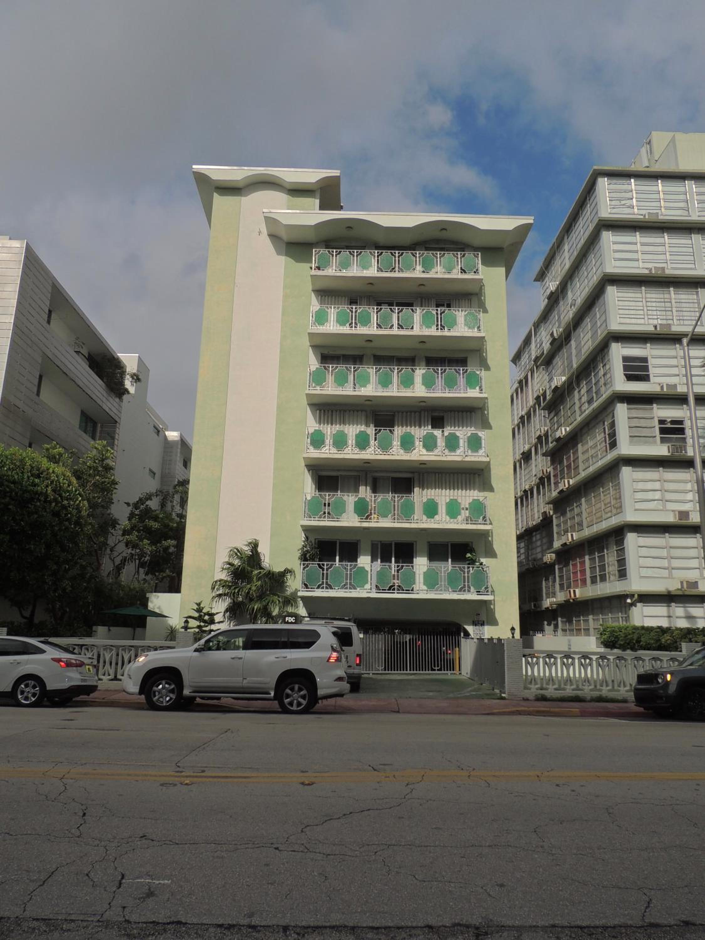 Luxe 2BR w Parking in Heart of South Beach view 4