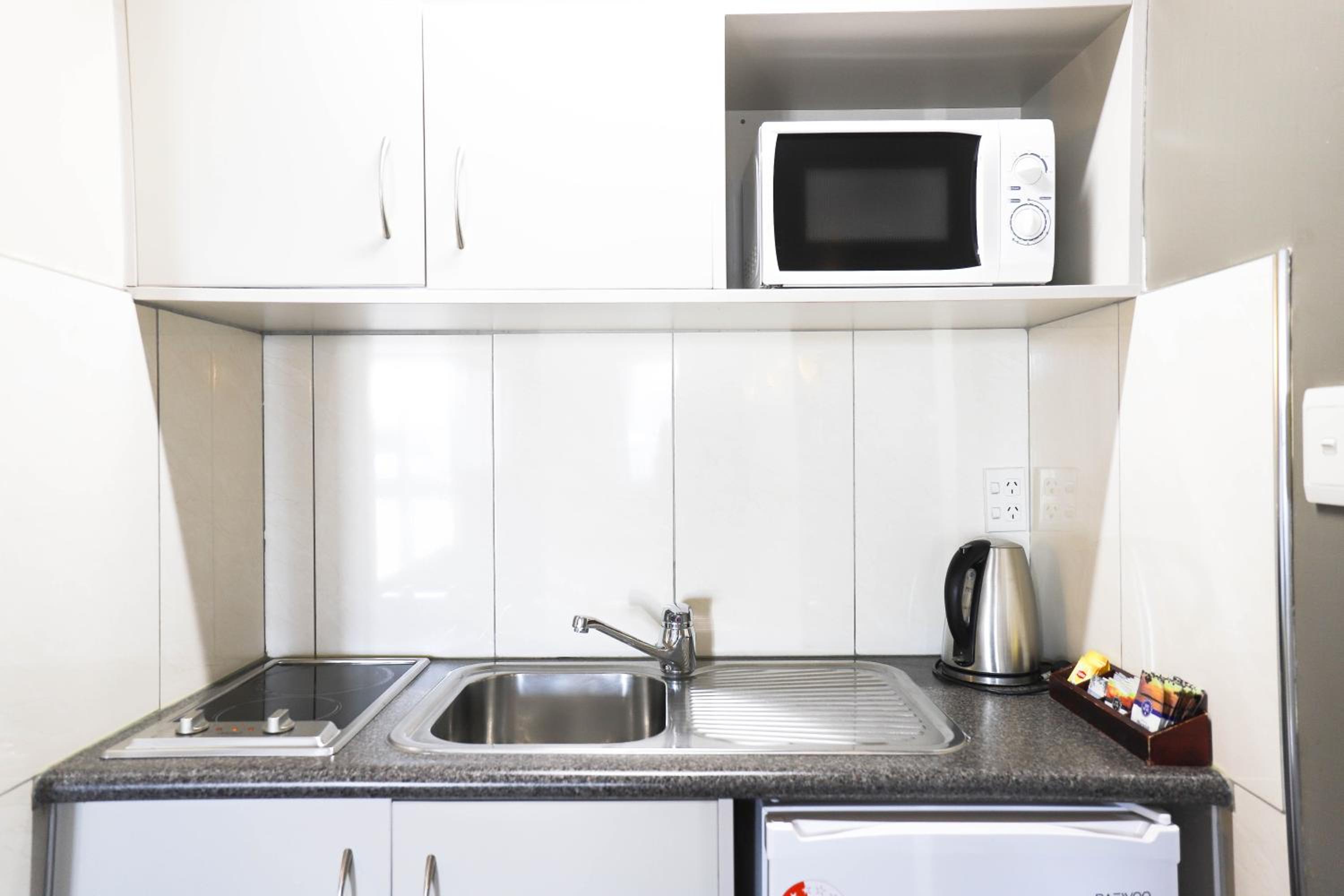 Airport Manor Inn - Image 5