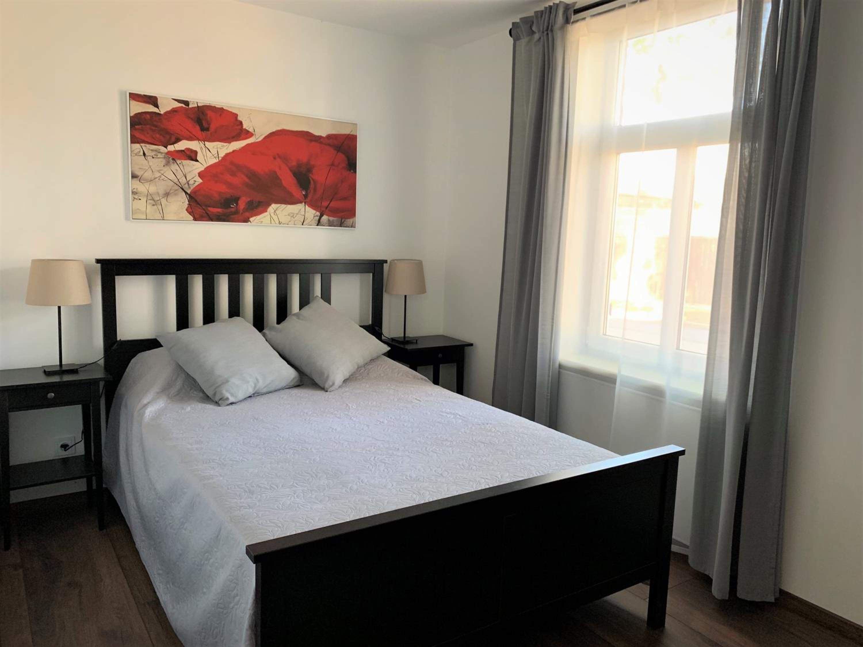 Cozy seaside park apartment view 5