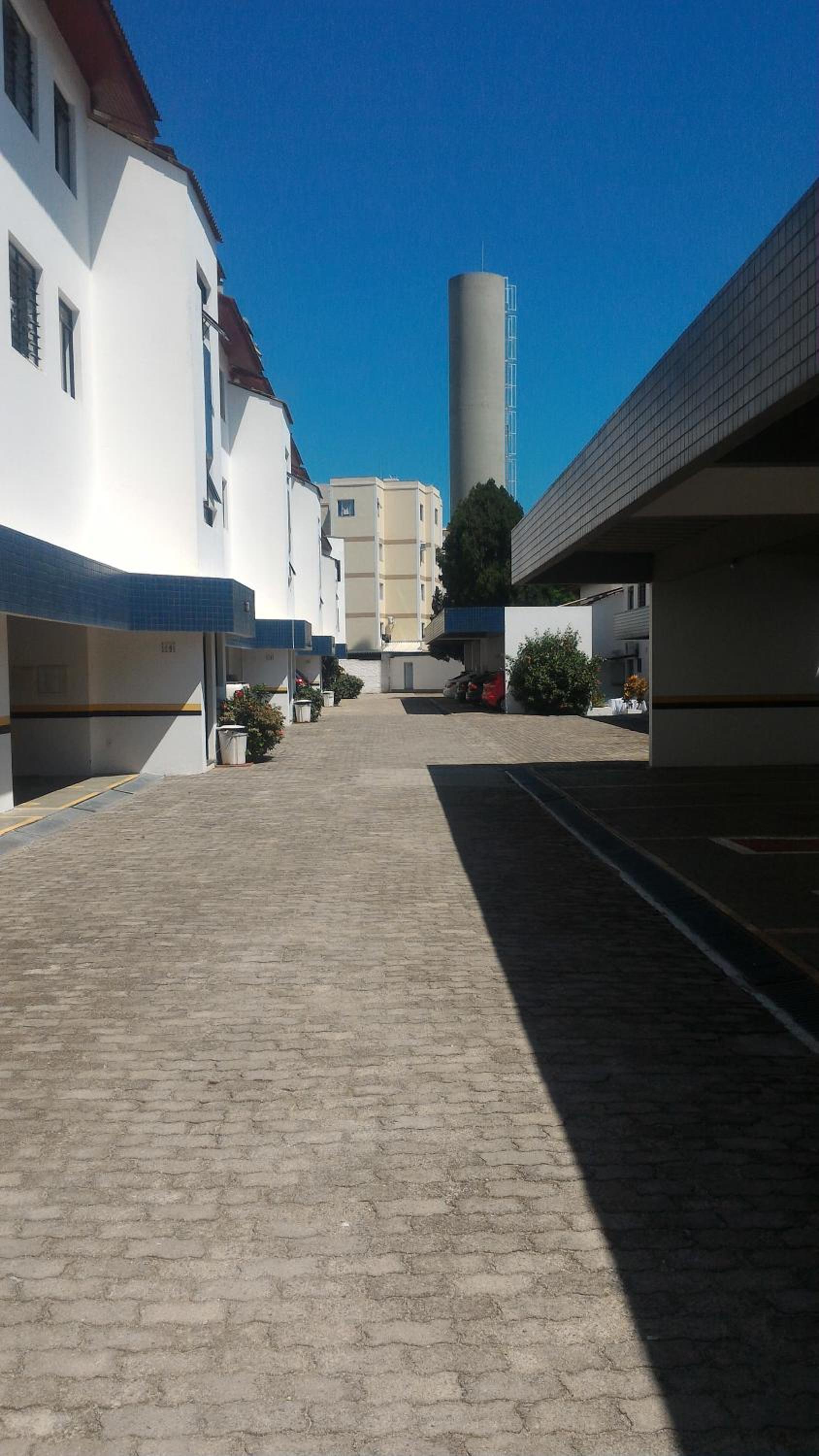 Confortável apto em Condomínio de frente pro mar