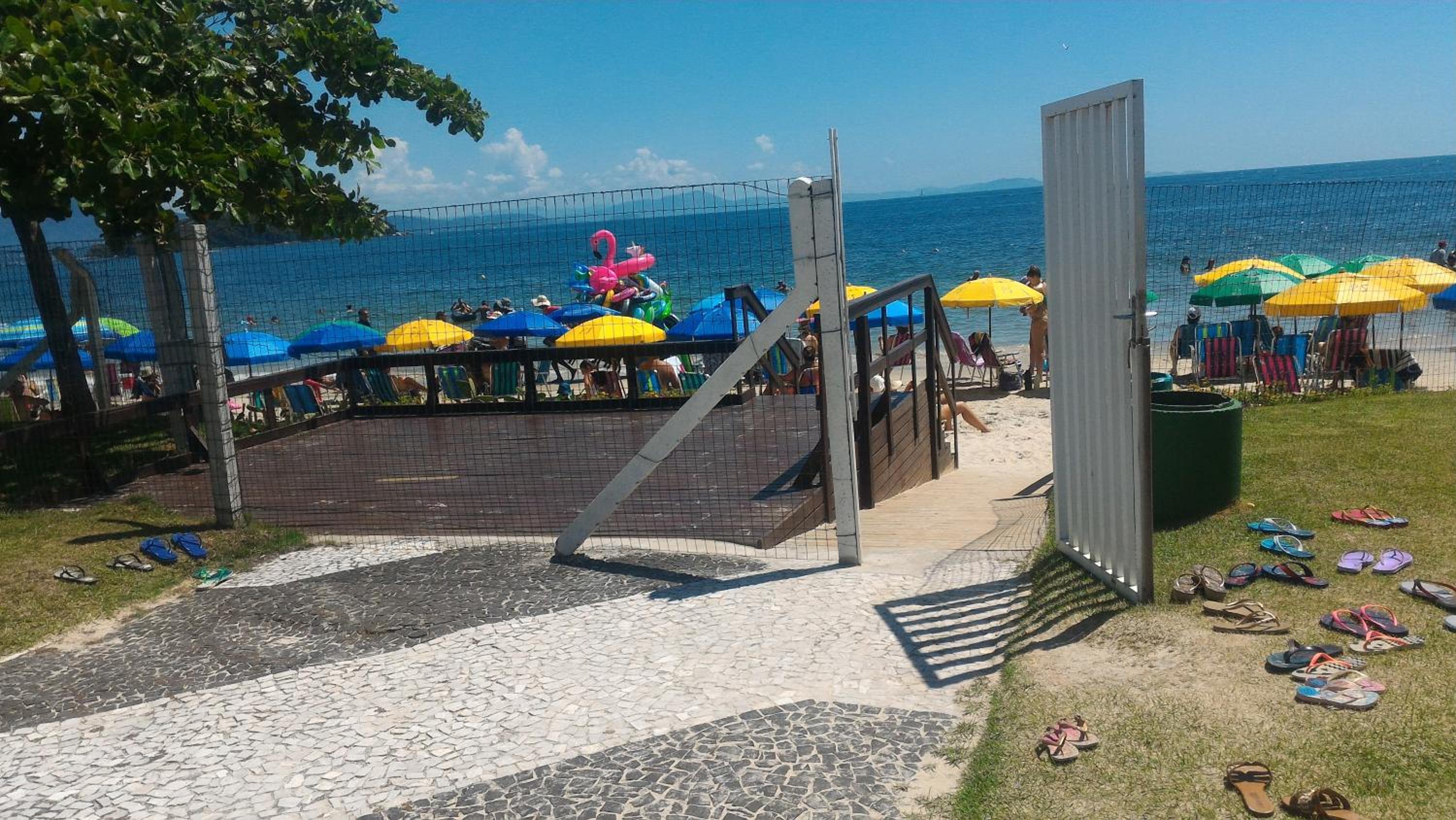 Confortável apto em Condomínio de frente pro mar