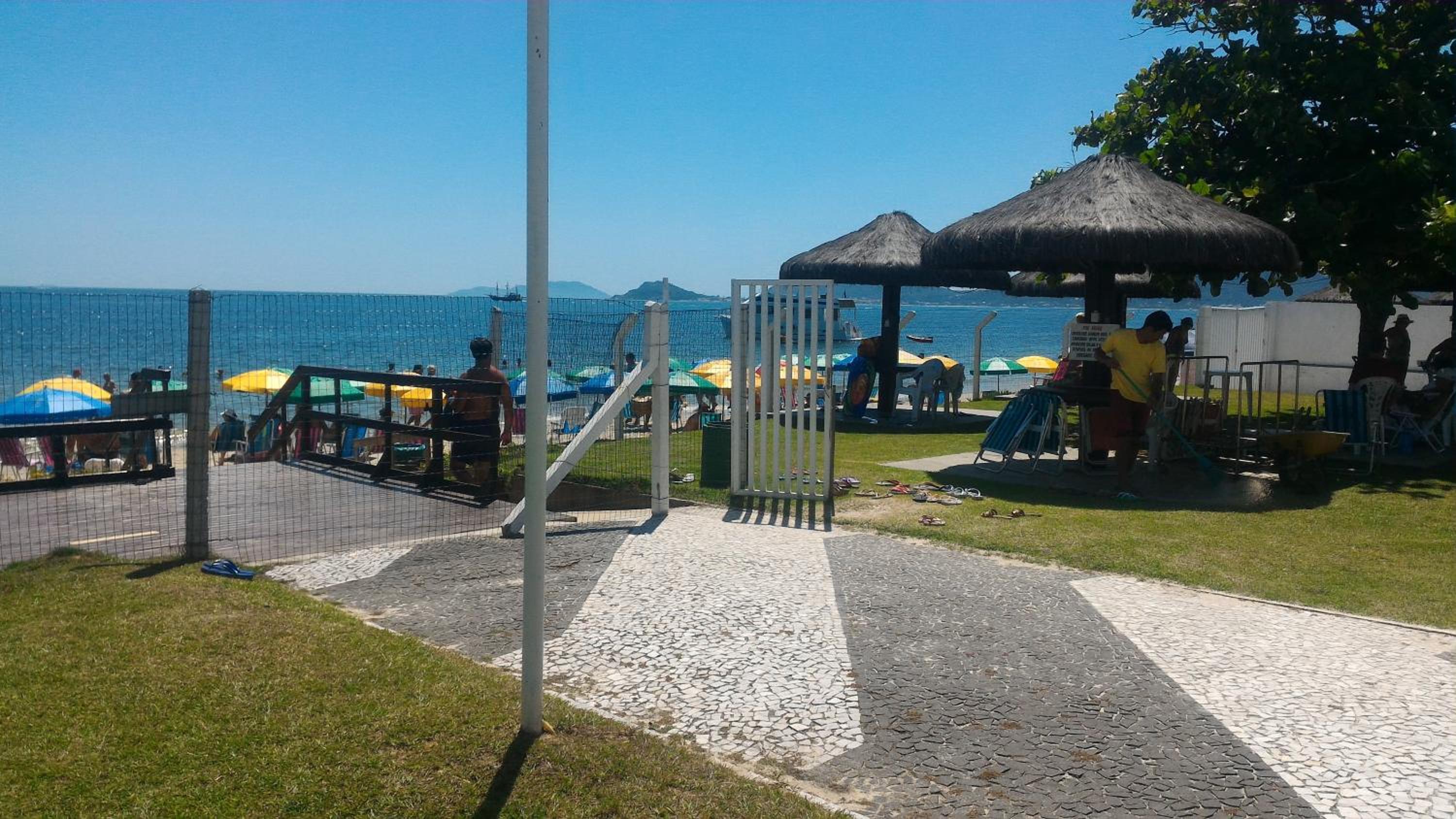 Confortável apto em Condomínio de frente pro mar