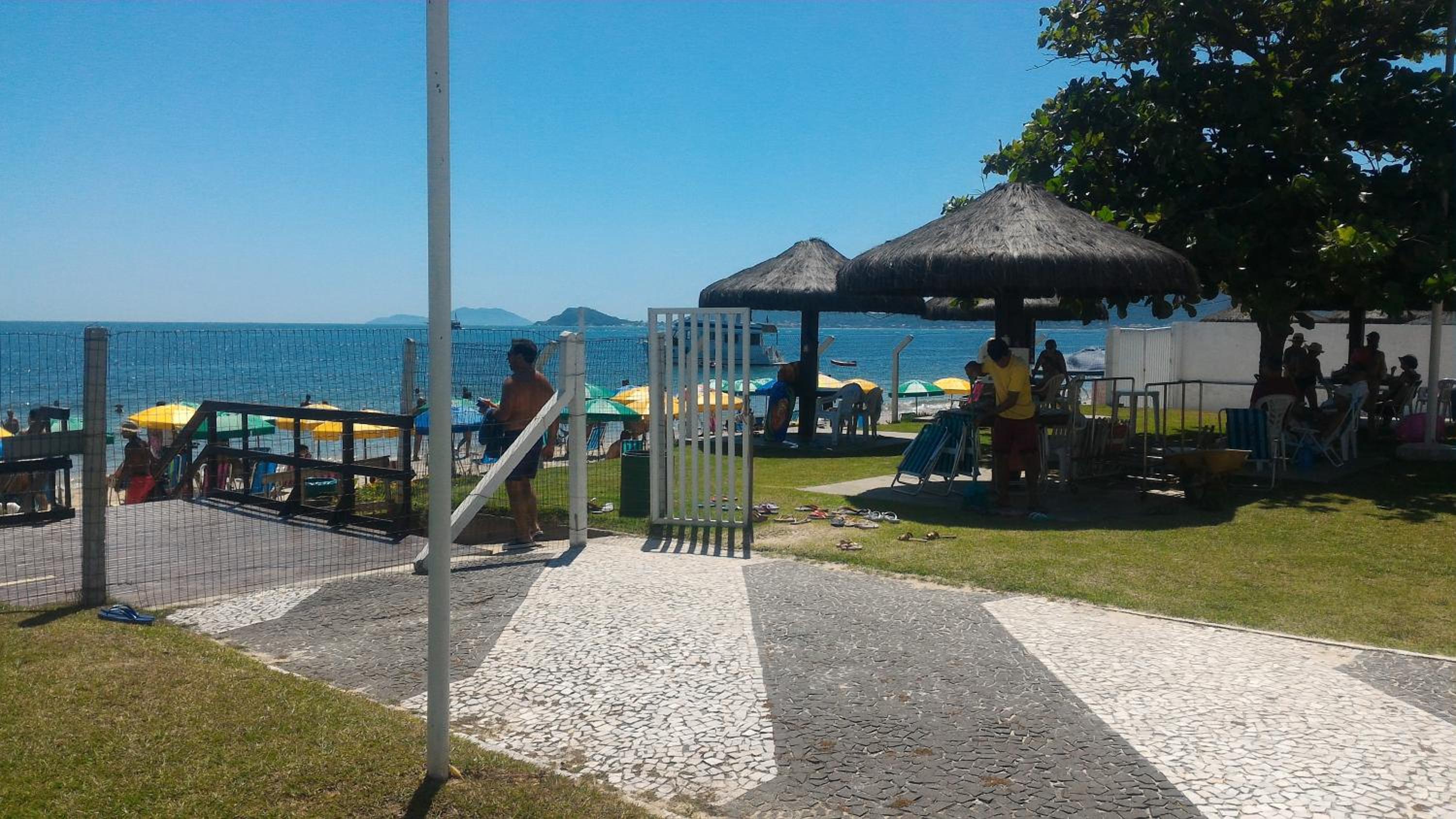 Confortável apto em Condomínio de frente pro mar